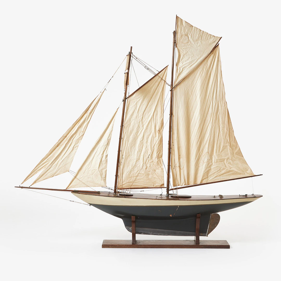 POND YACHT, seglande modell, mahogny, bemålat köl med blytyngd, sydda