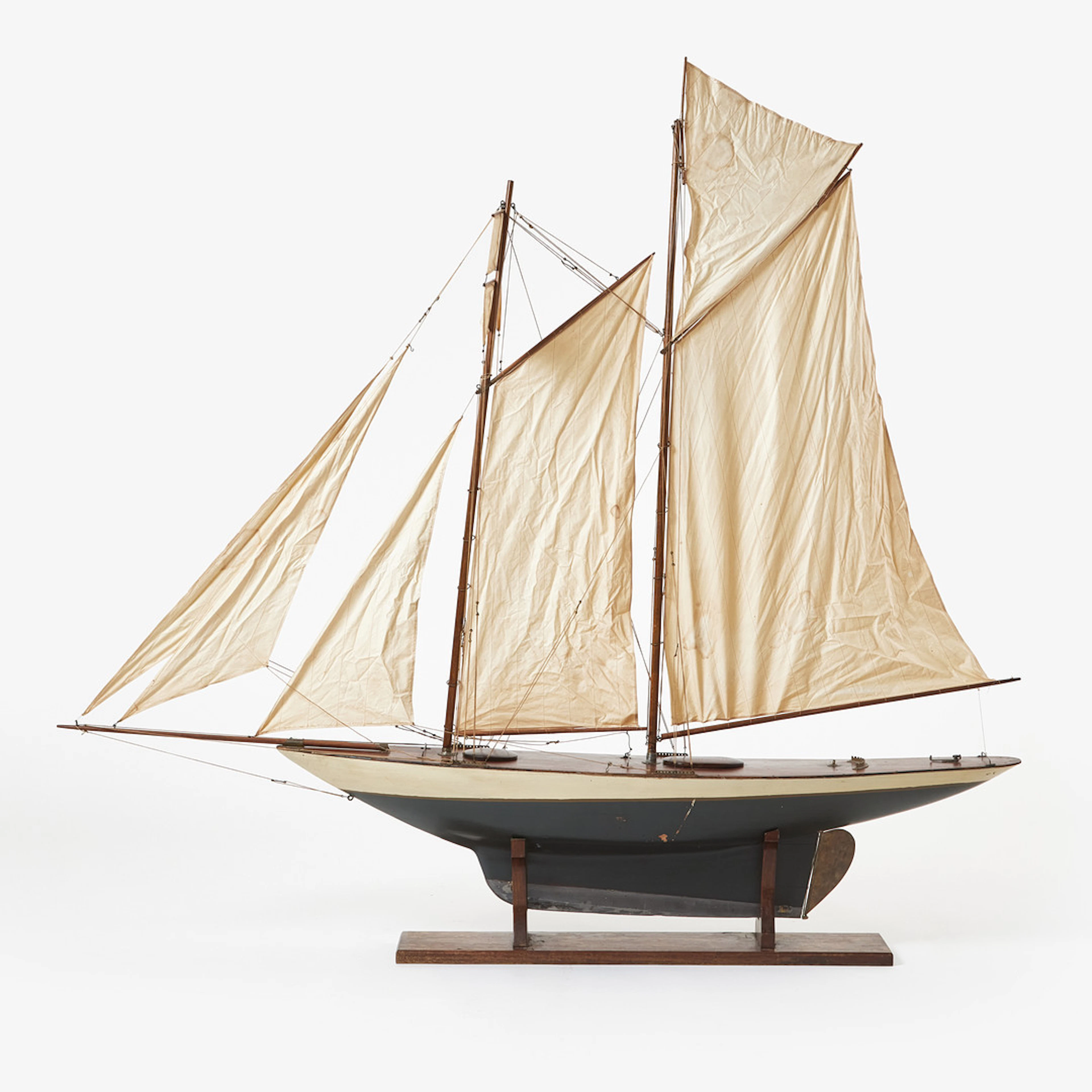 POND YACHT, seglande modell, mahogny, bemålat köl med blytyngd, sydda
