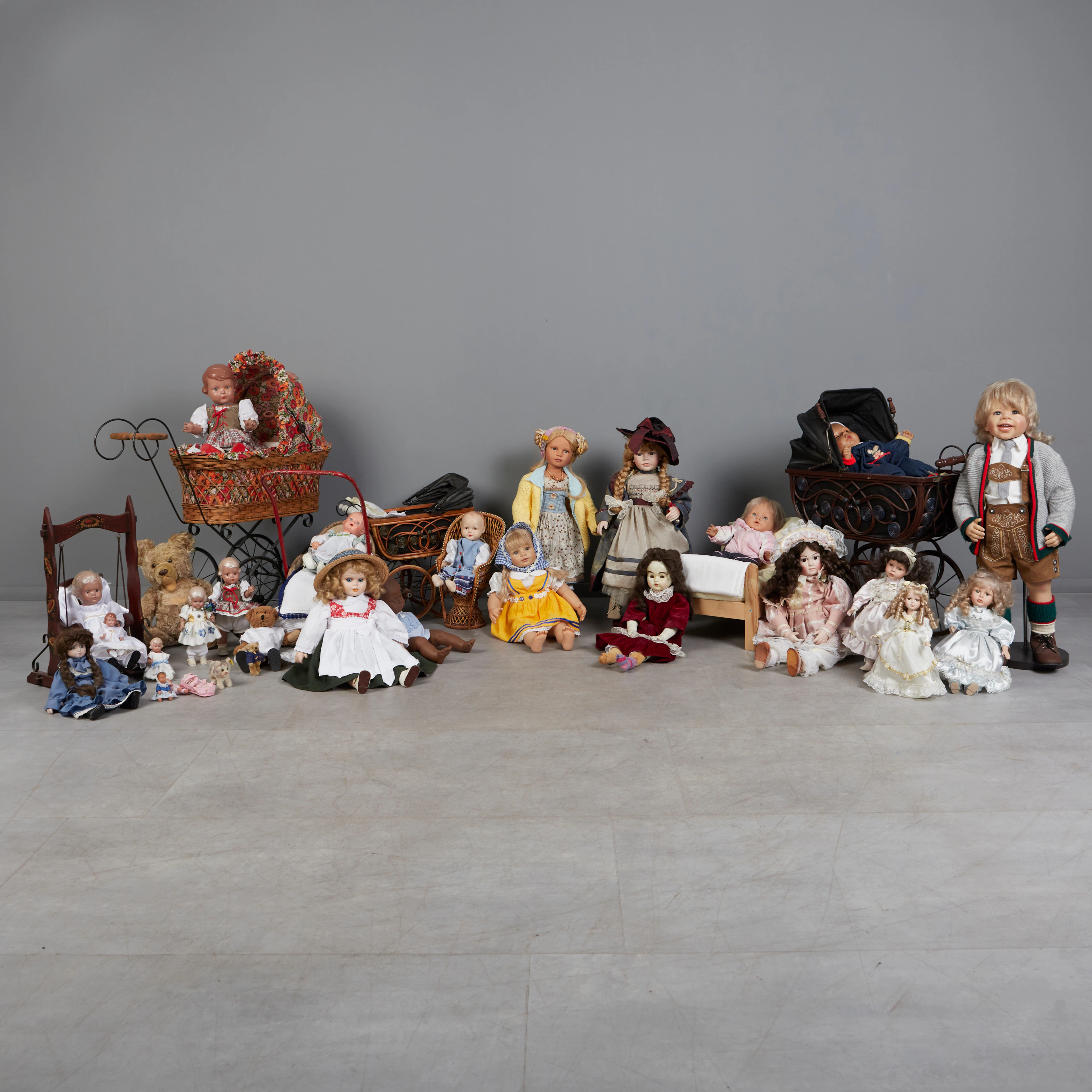 Sammlung von 25 Puppen und 4 Stofftieren.