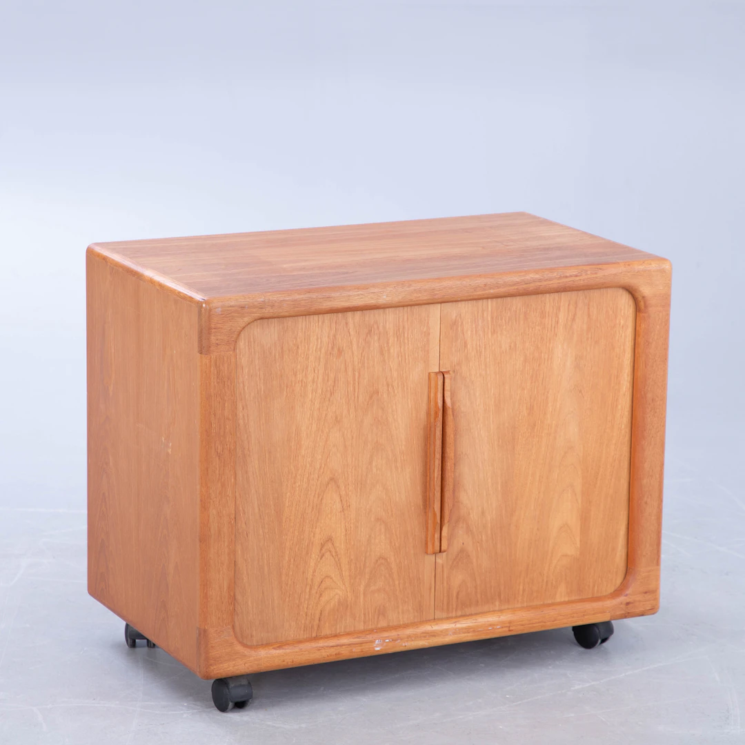 Dyrlund, Teak Hi-Fi Kommode auf Rollen.