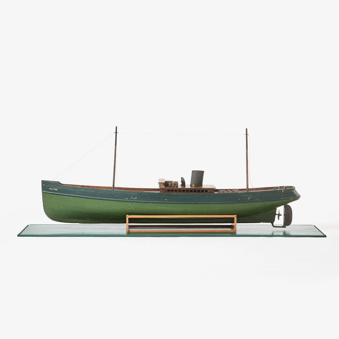 FARTYGSMODELL, i glasad monter, live steam pond boat, med ångmaskin