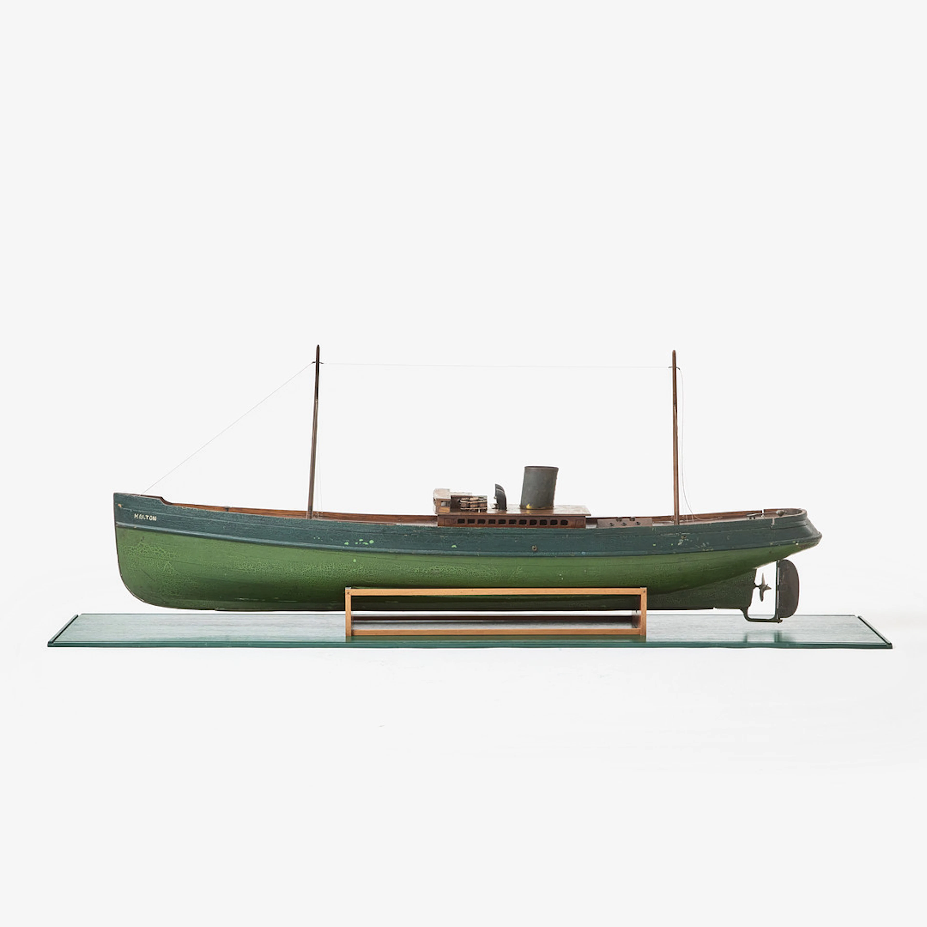 FARTYGSMODELL, i glasad monter, live steam pond boat, med ångmaskin