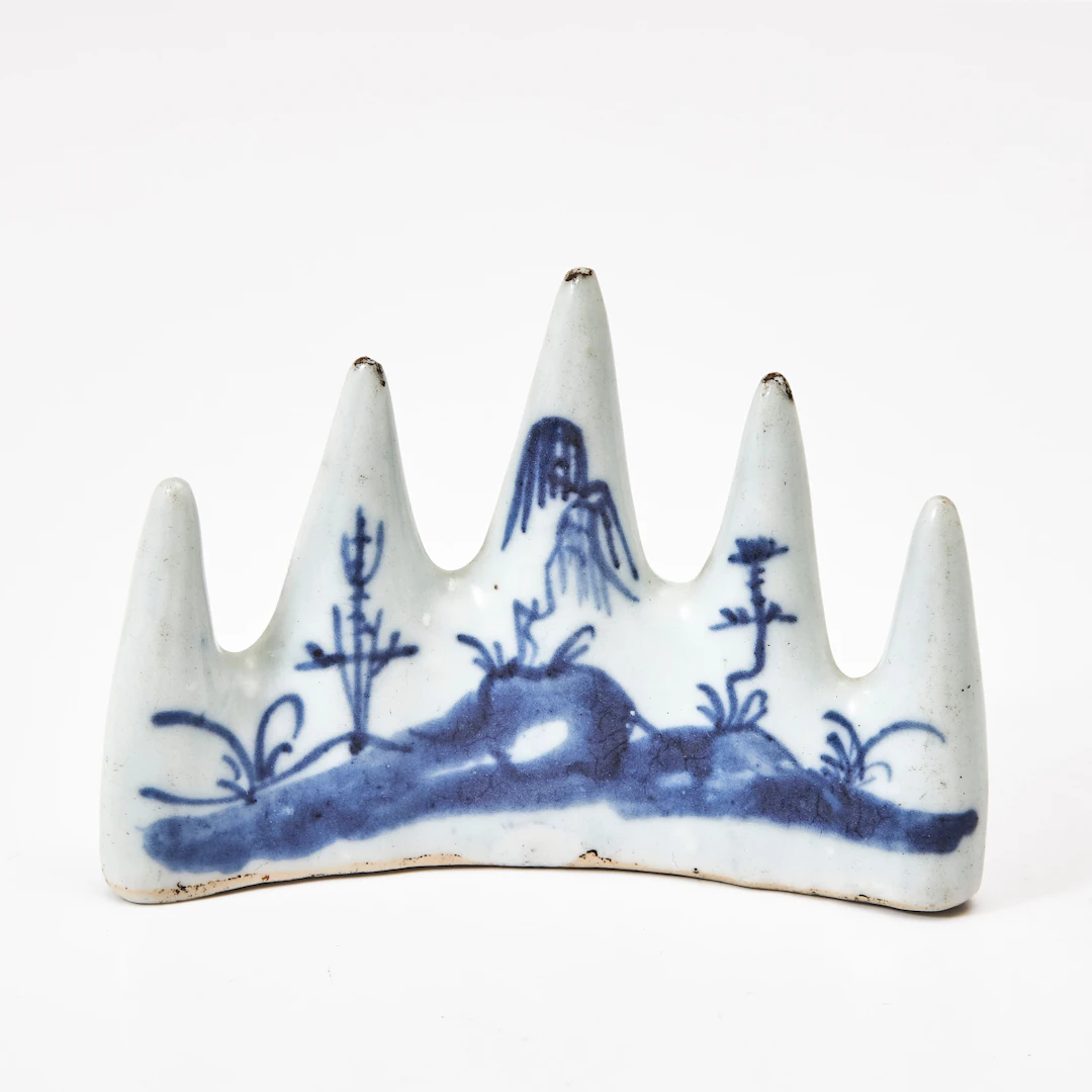 PENSELSTÄLL, porslin, Kina, 1800-tal, dekor i underglasyrblått.