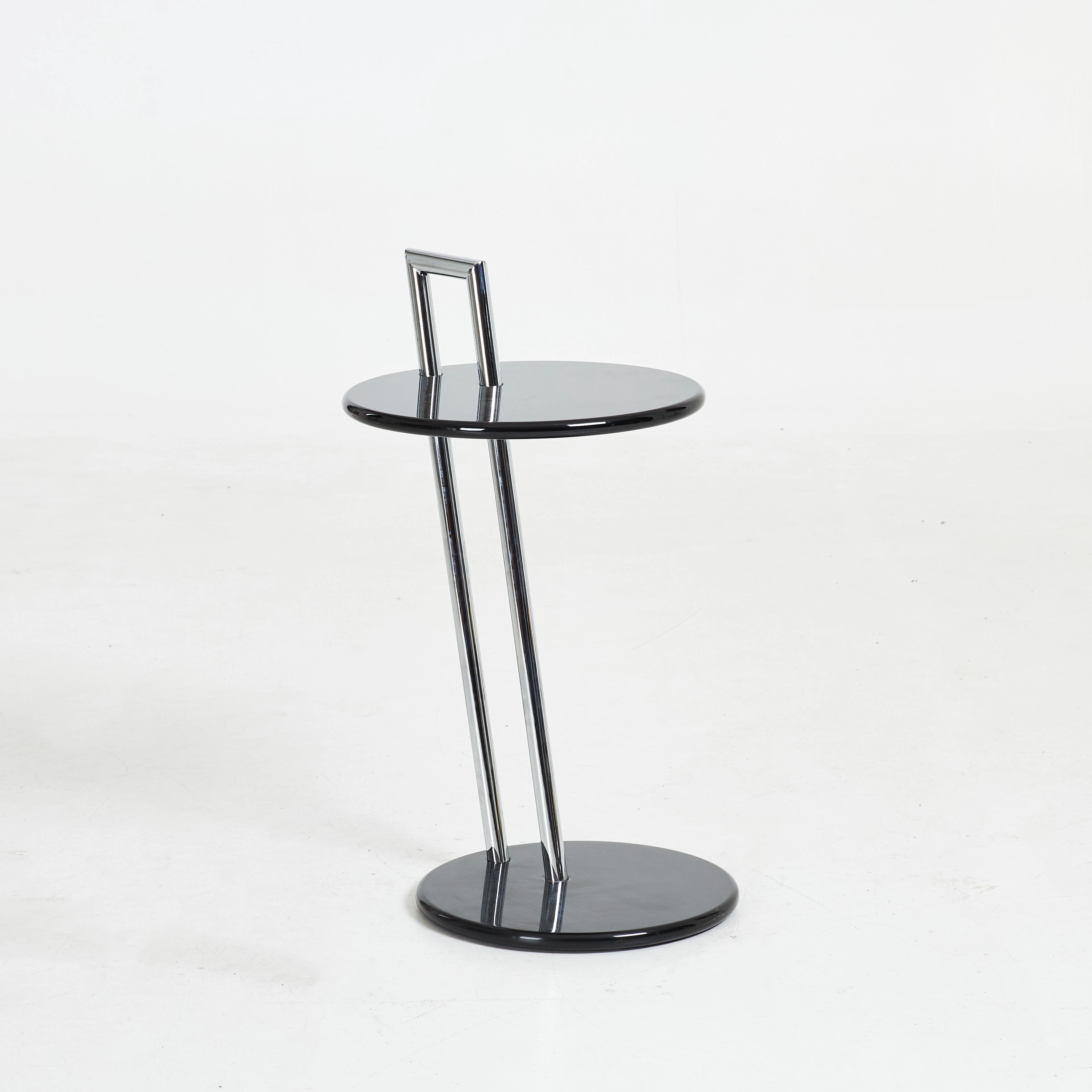 EILEEN GRAY. Sidobord, "Occasional Table Round", för Classicon, kromad