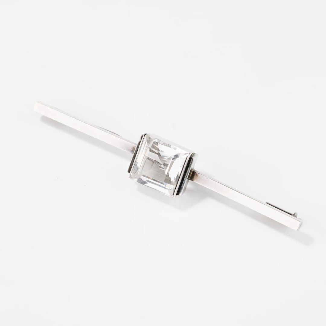 WIWEN NILSSON. Brosch, sterlingsilver och bergkristall, Lund 1943.