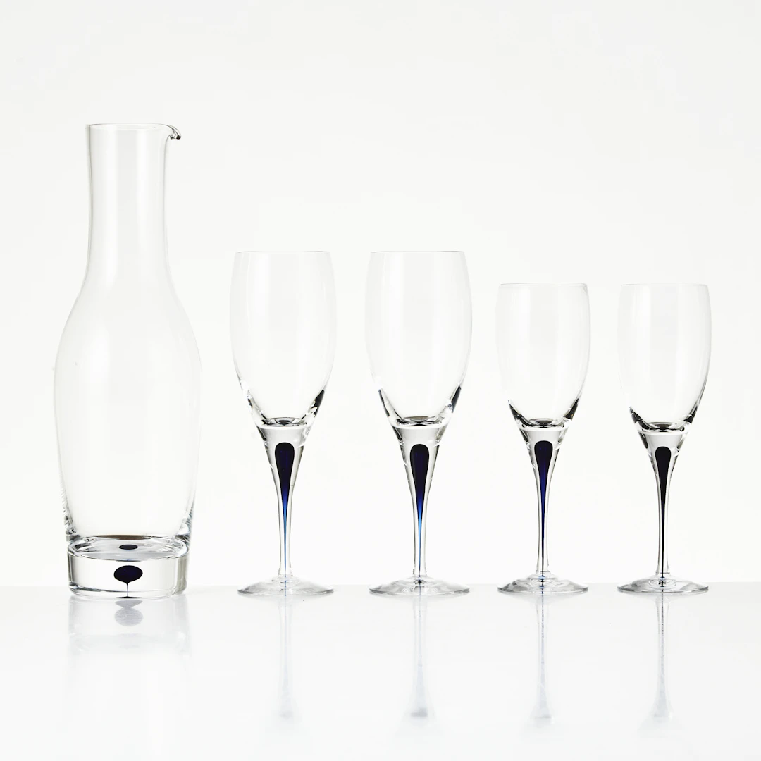 ERIKA LAGERBIELKE. "intermezzo". Vinglas och karaff, 17 dlr. glas, Orrefors.