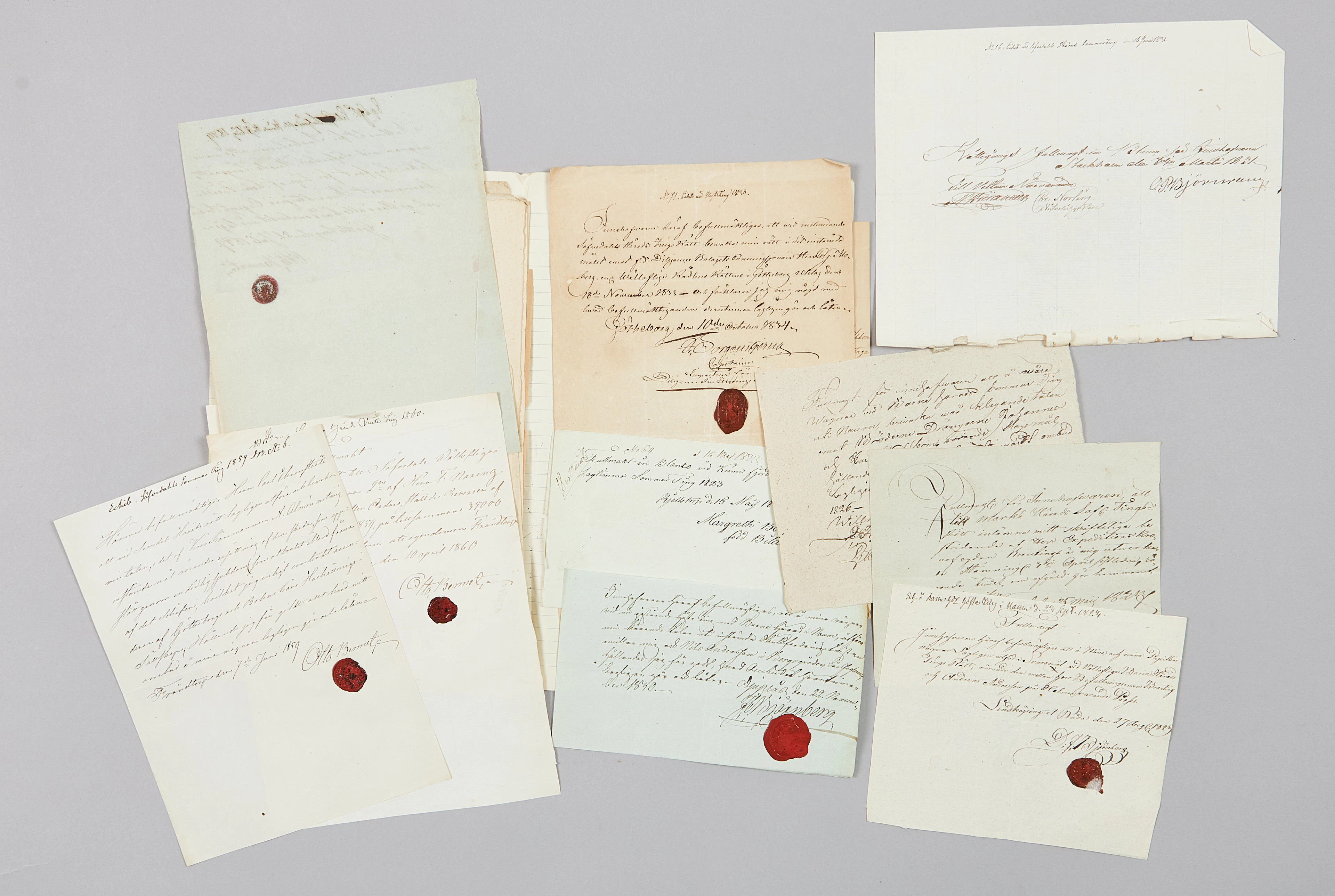 SAMLING BREV MED ADLIGA NAMN, 1800-tal, ca 200 st, i papplåda.