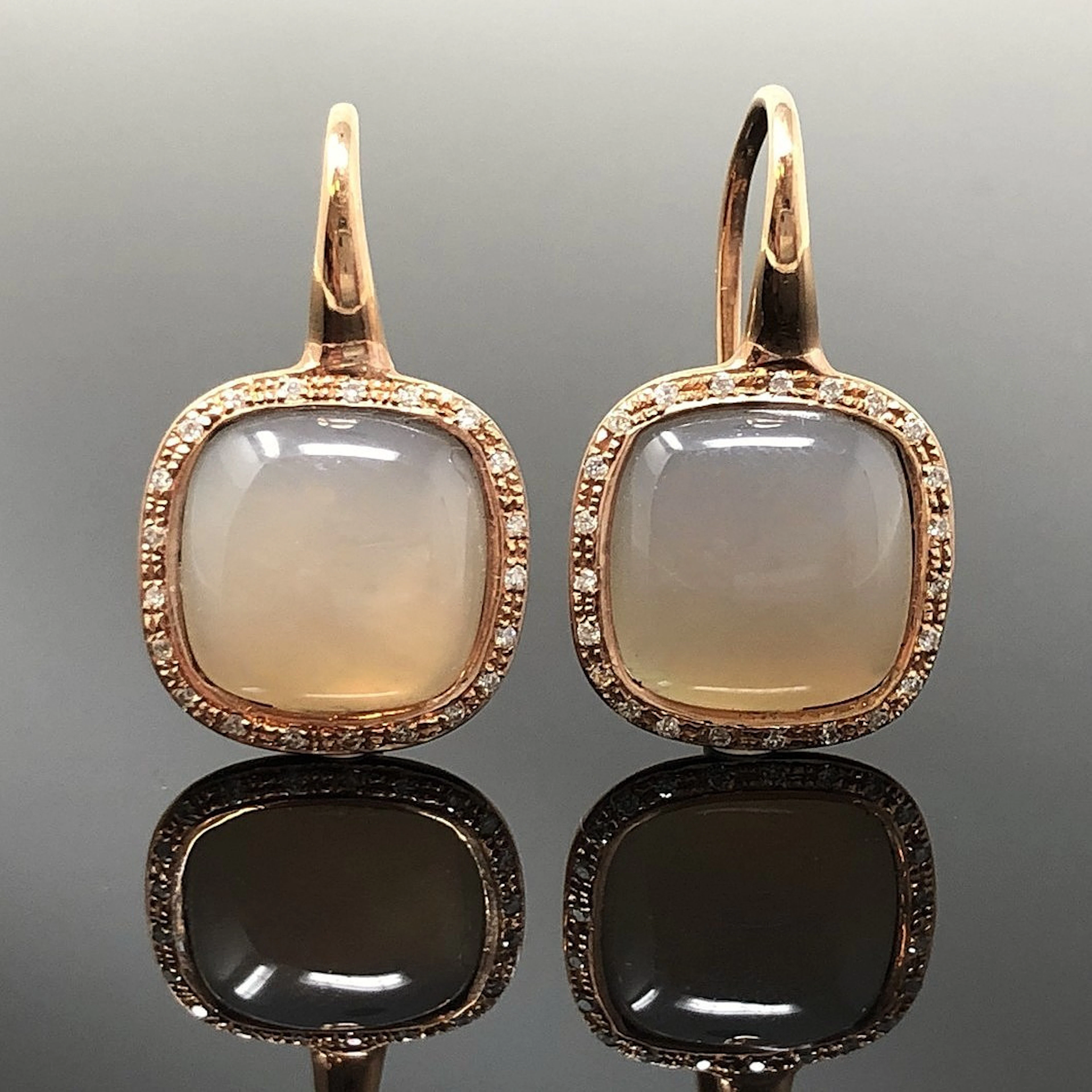 EVA NUEVA. Ohrhänger aus 750er Rosègold, besetzt mit Achat und Diamant-Brillante
