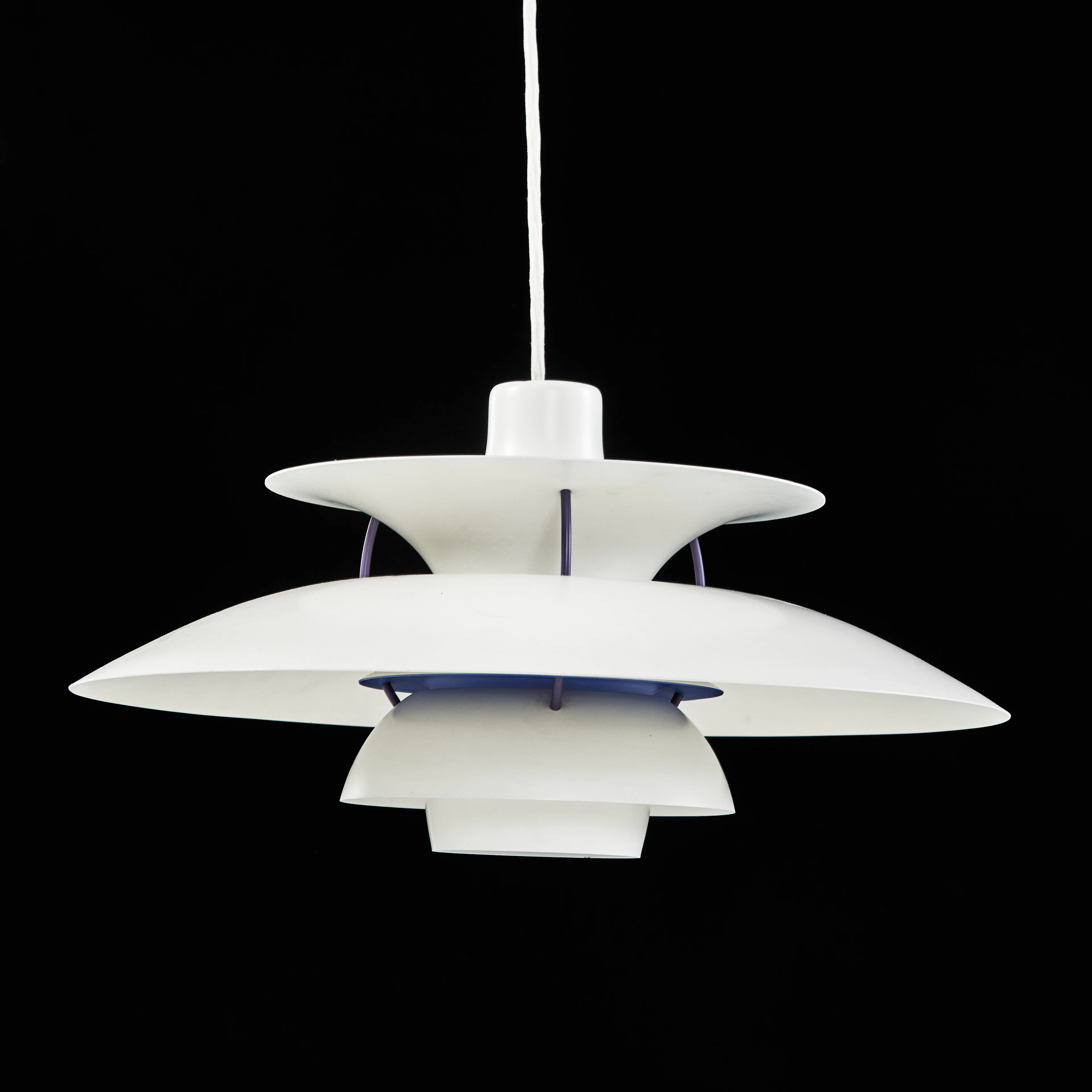 POUL HENNINGSEN. PH-lampa, "PH-5", vita skärmar med blå detaljer.
