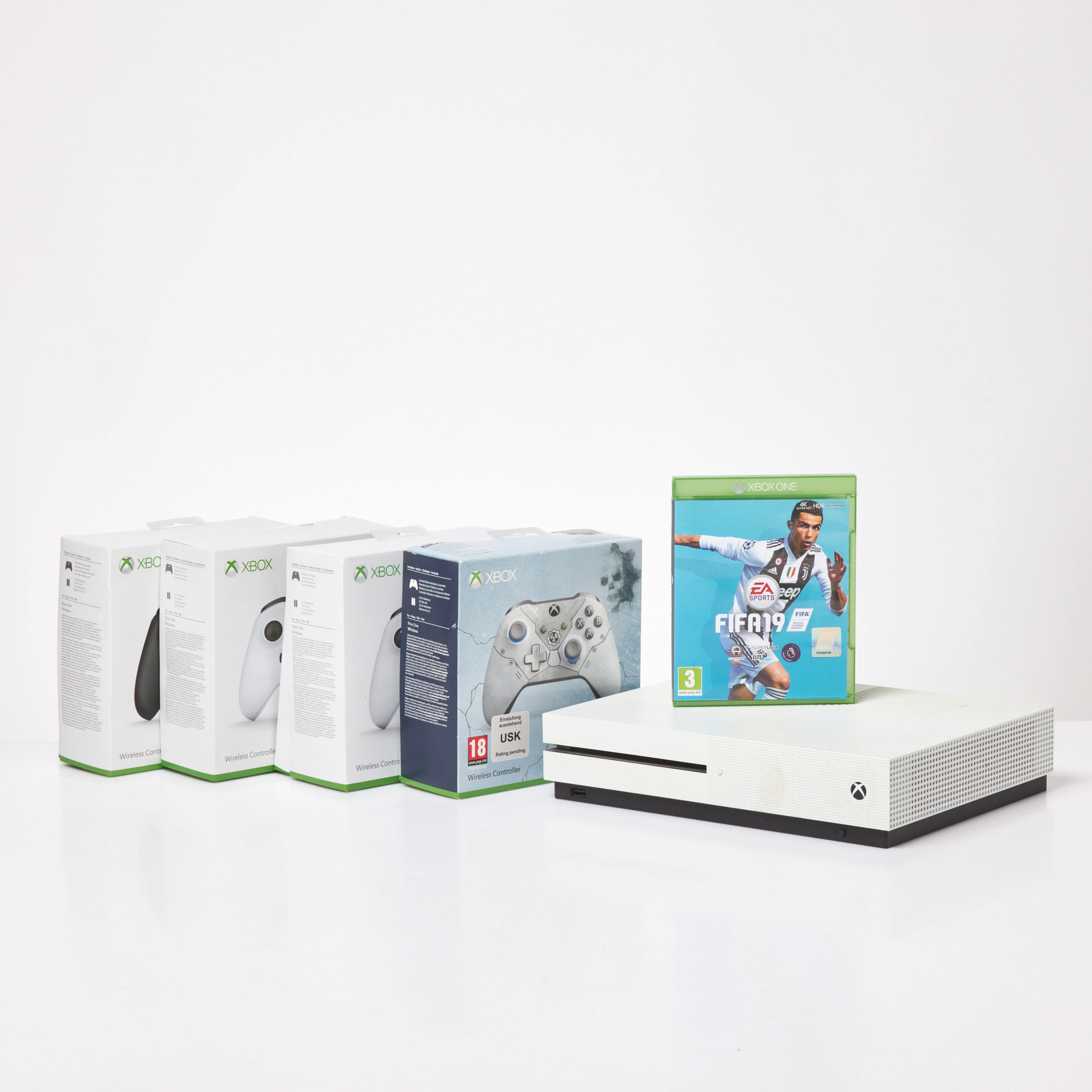 SPELKONSOL, XBOX ONE SERIES, med 4 handkontroller, samt 2 spel.