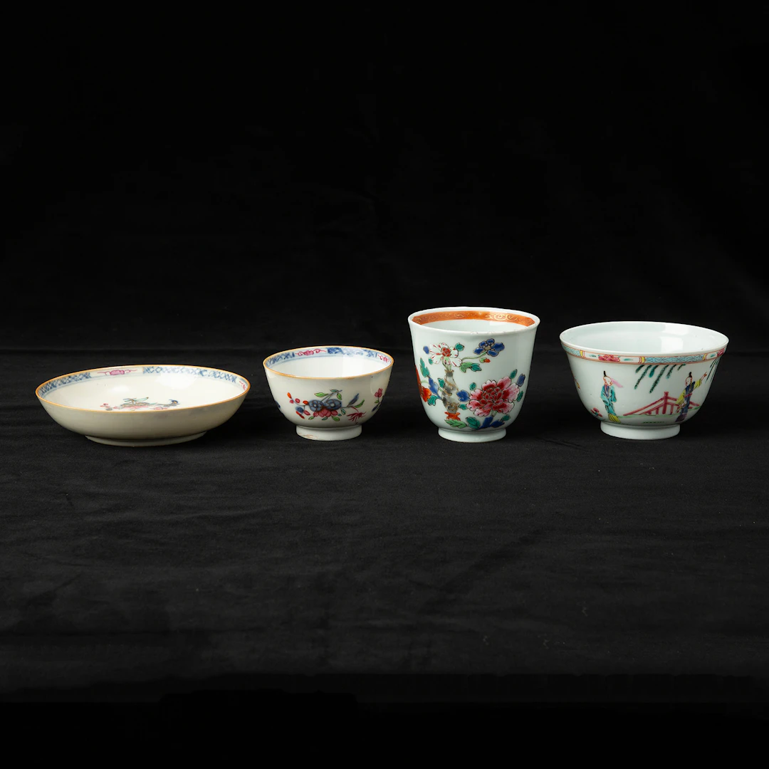 KOPPAR, 3 st, samt UNDERFAT, porslin, Kina, 17- och 1800-tal.