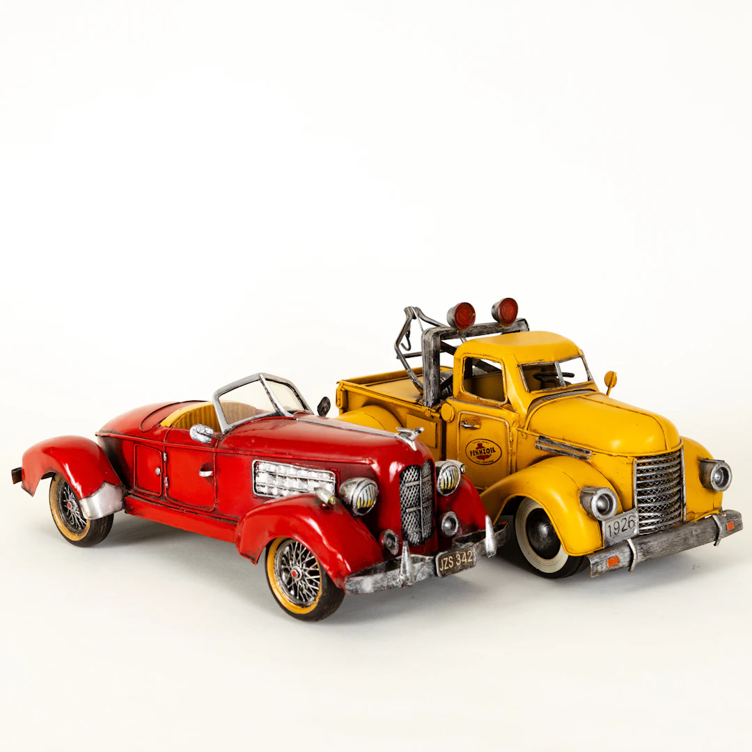 Jayland Automodell /Dekorationsmodell eines Cabriolet und eines Abschleppwagens