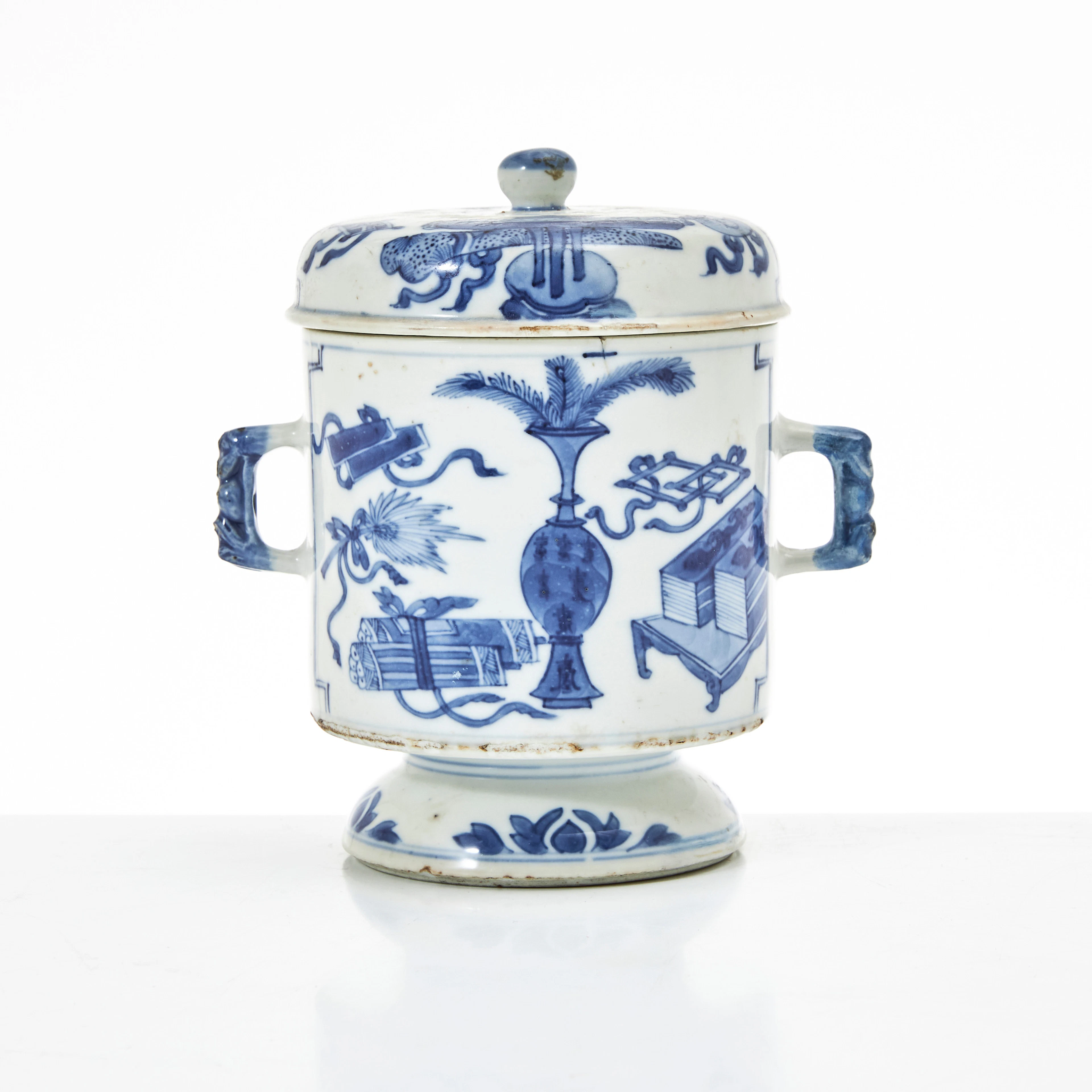 EQUELLE, porslin, Kina, Kangxi (1662-1722), hög modell, med hänklar