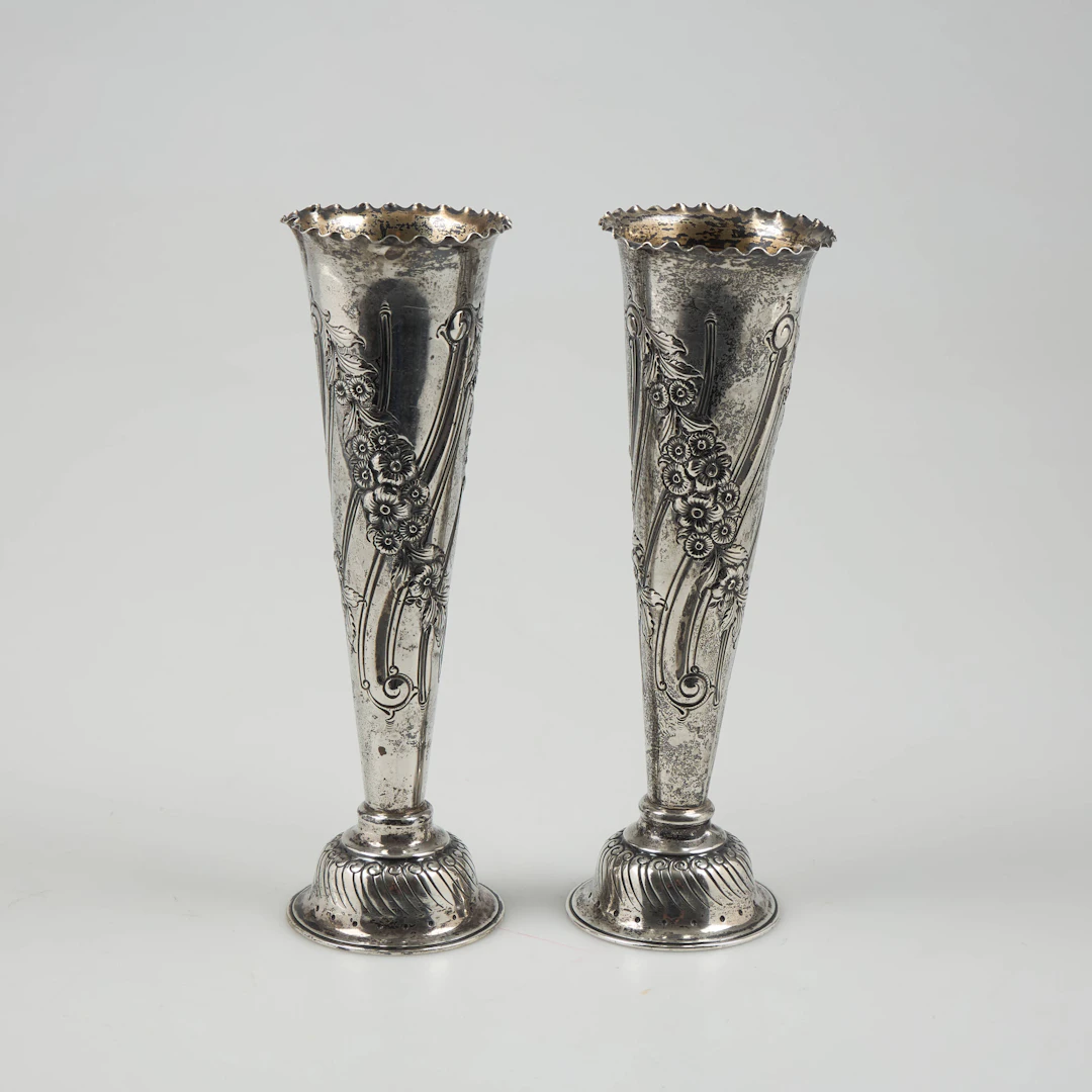 TVÅ VASER, sterling silver, Carrington & Co, London 1897.