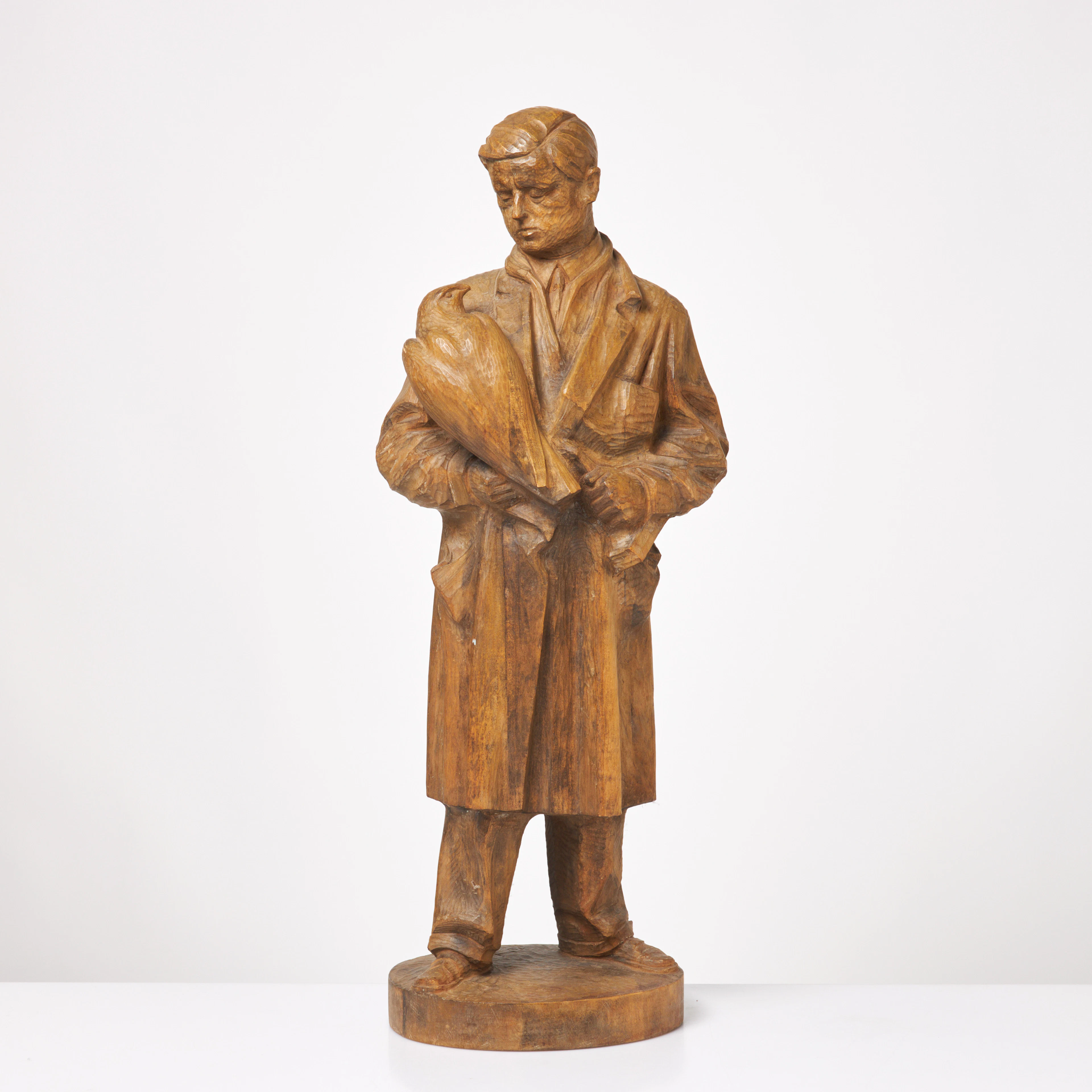 ERNST JÕESAAR (EST 1905-1985). Skulptur, trä, i form av man hållandes