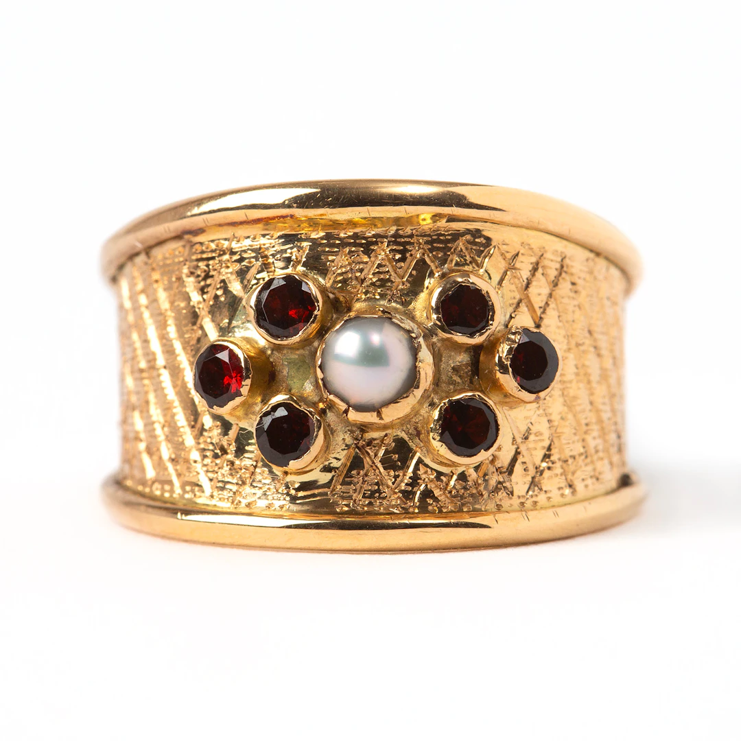 RING, 18K guld med sex st granater och en pärla, Stockholm, 1960-tal.