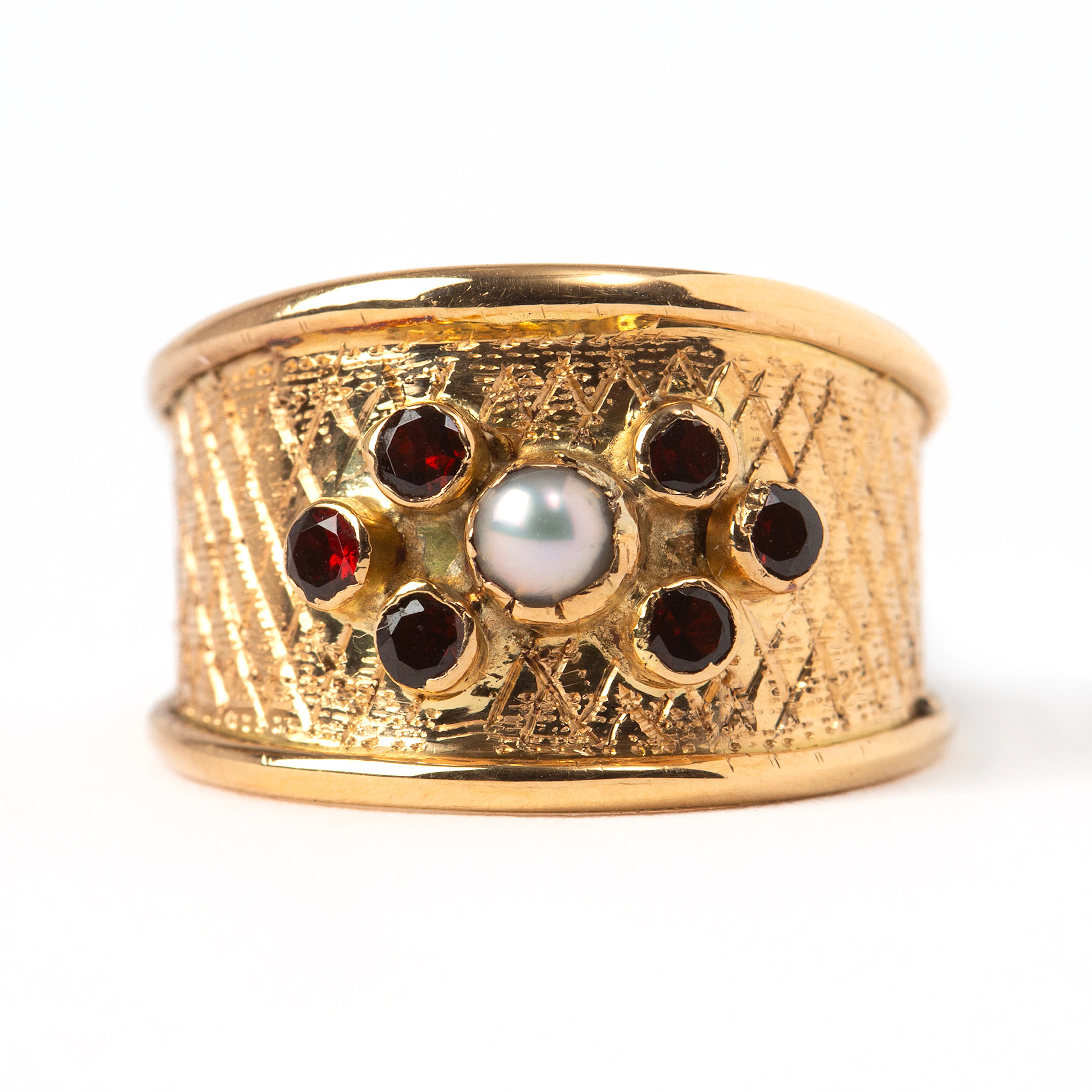 RING, 18K guld med sex st granater och en pärla, Stockholm, 1960-tal.