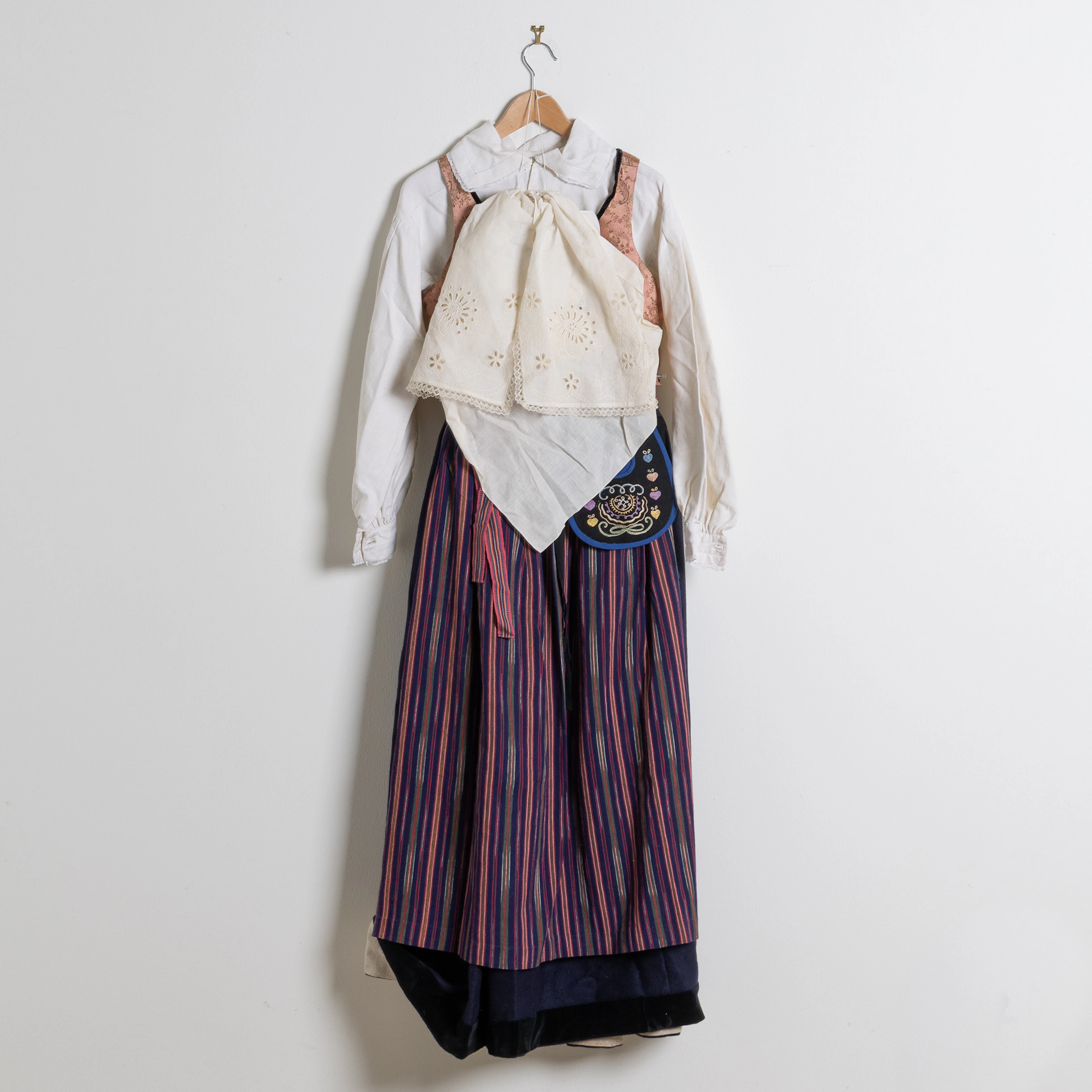 FOLKDRÄKT / HÄRADSDRÄKT, Skåne, storlek ca 40.