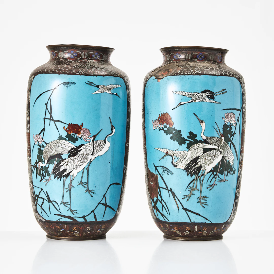 VASER, ett par, cloisonné, Japan, Meiji (1868-1912), dekor av reserver