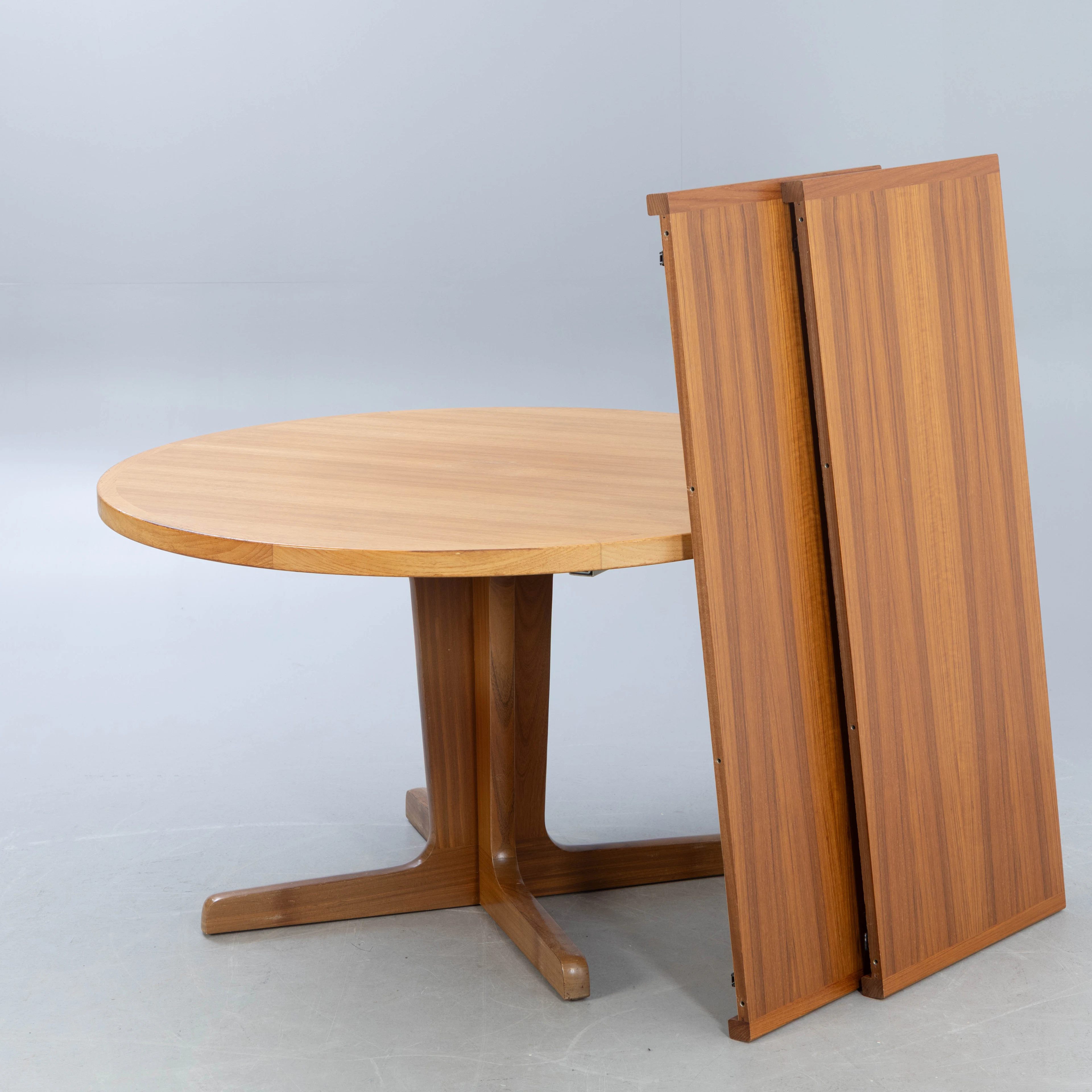 Runder, ausziehbarer Esstisch in Teak, 1960er Jahre.
