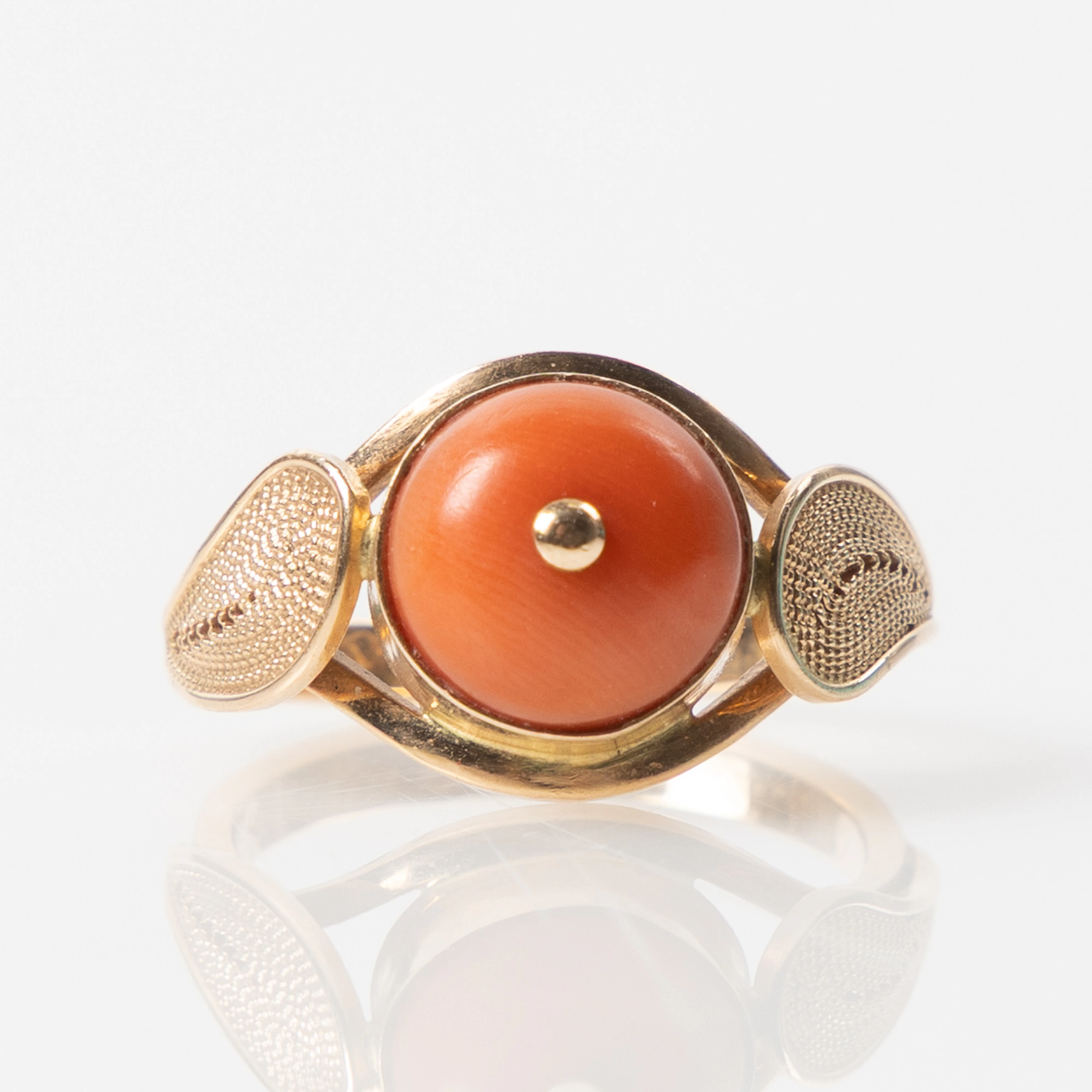 RING, 14K guld med korall, Krakow, Polen, 1960-tal.