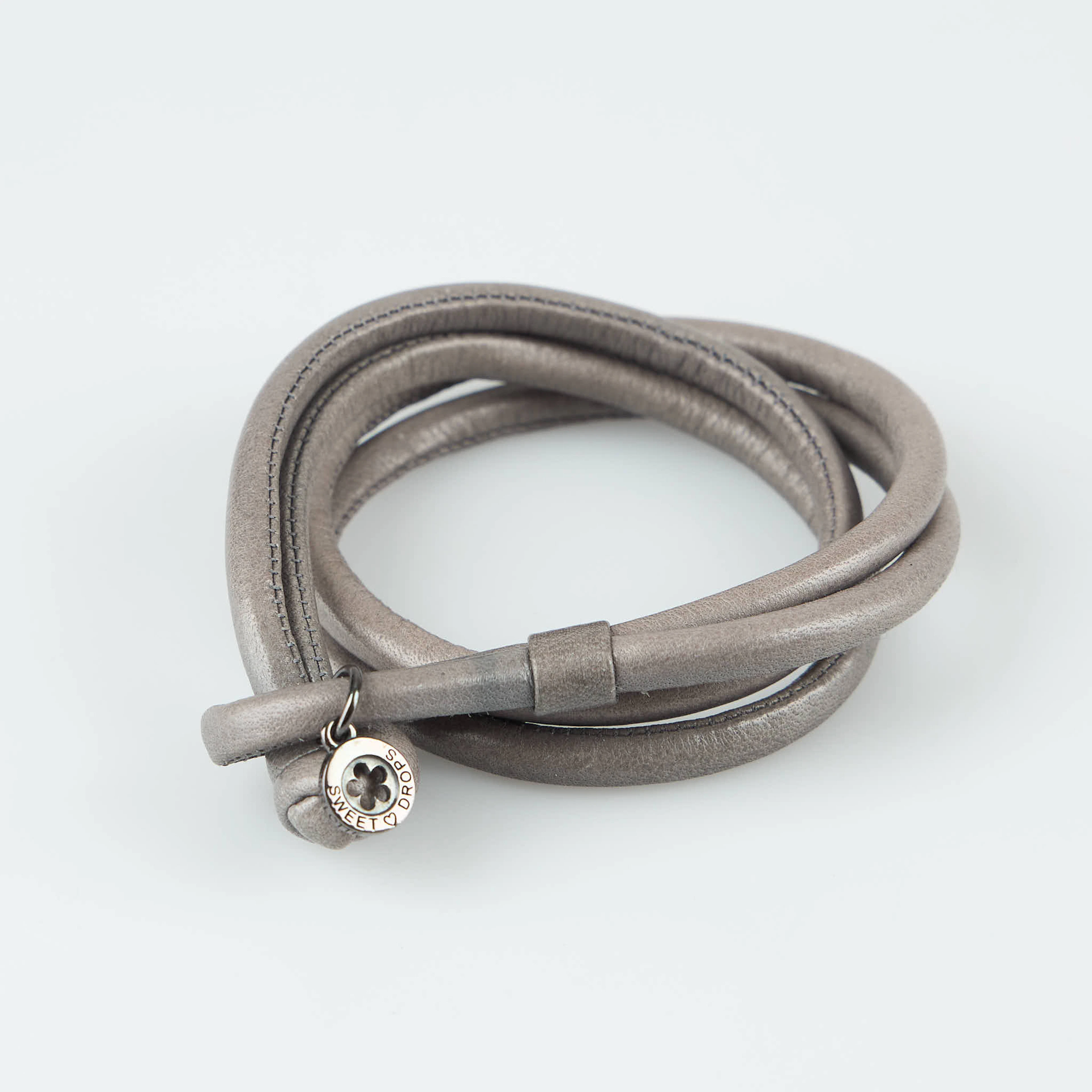 CHARLOTTE LYNGGAARD, Läderarmband, "Sweet drops", Ole Lynggaard, Danmark.
