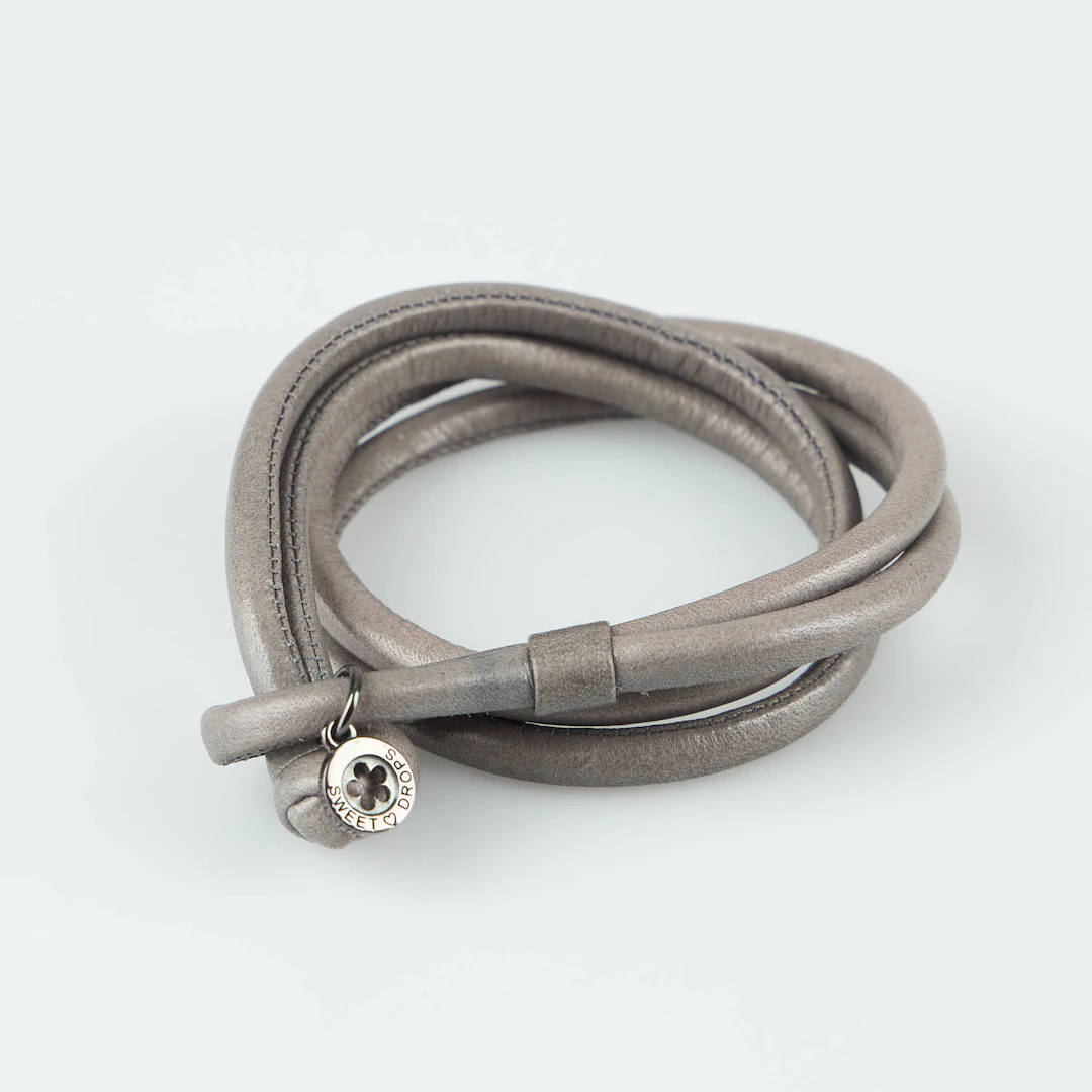 CHARLOTTE LYNGGAARD, Läderarmband, "Sweet drops", Ole Lynggaard, Danmark.