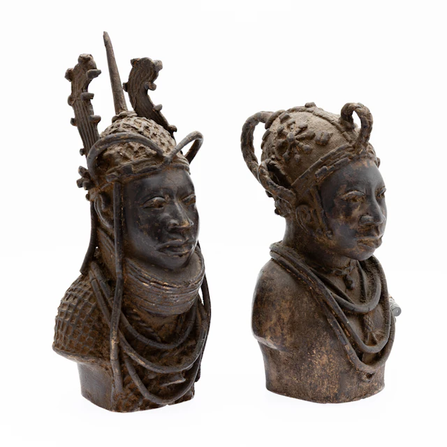 Paar Büsten, König (Oba) und Königin, Benin, Nigeria, 20. Jh.