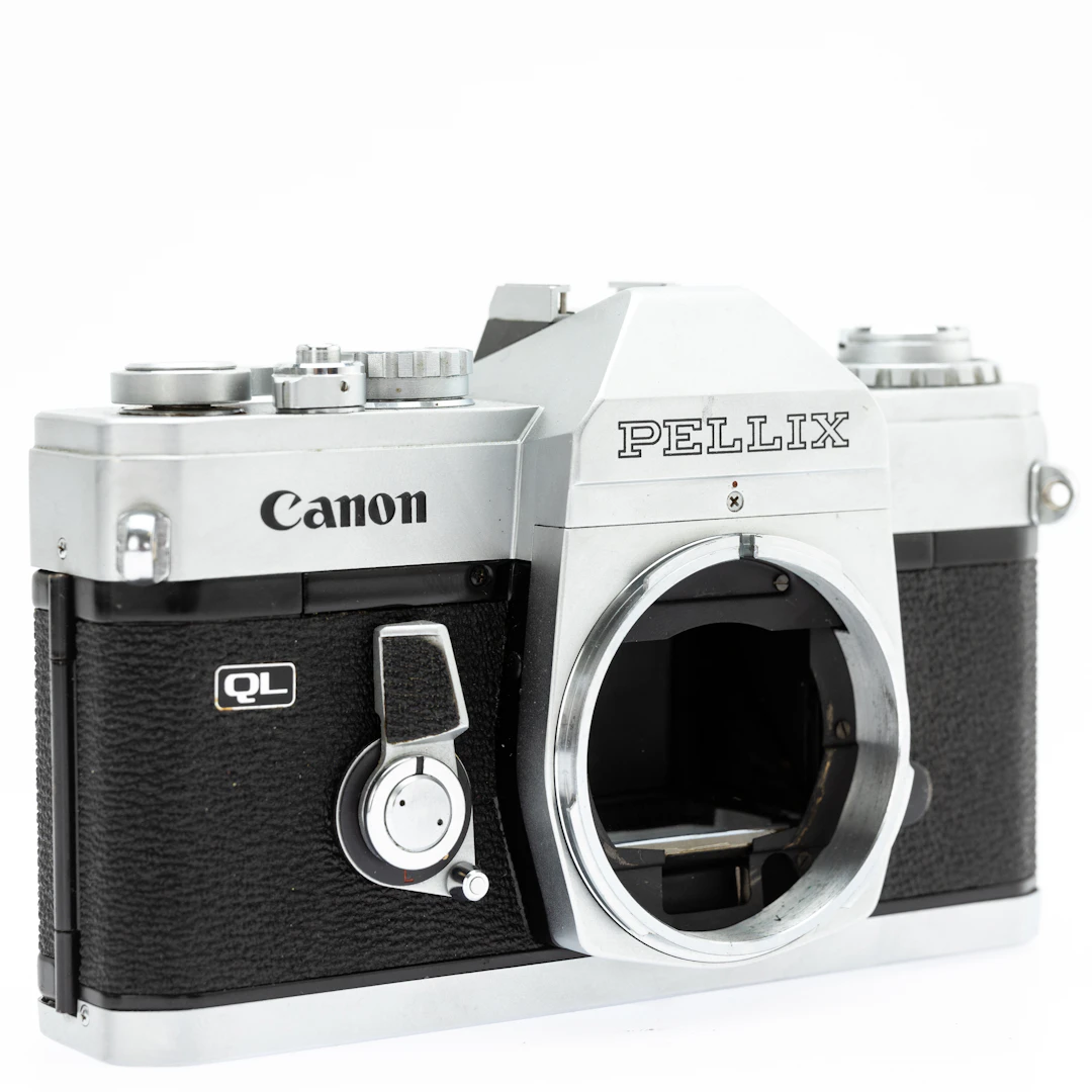 Canon Pellix QL, 35-mm-Spiegelreflexkamera ( SN 131772 ).