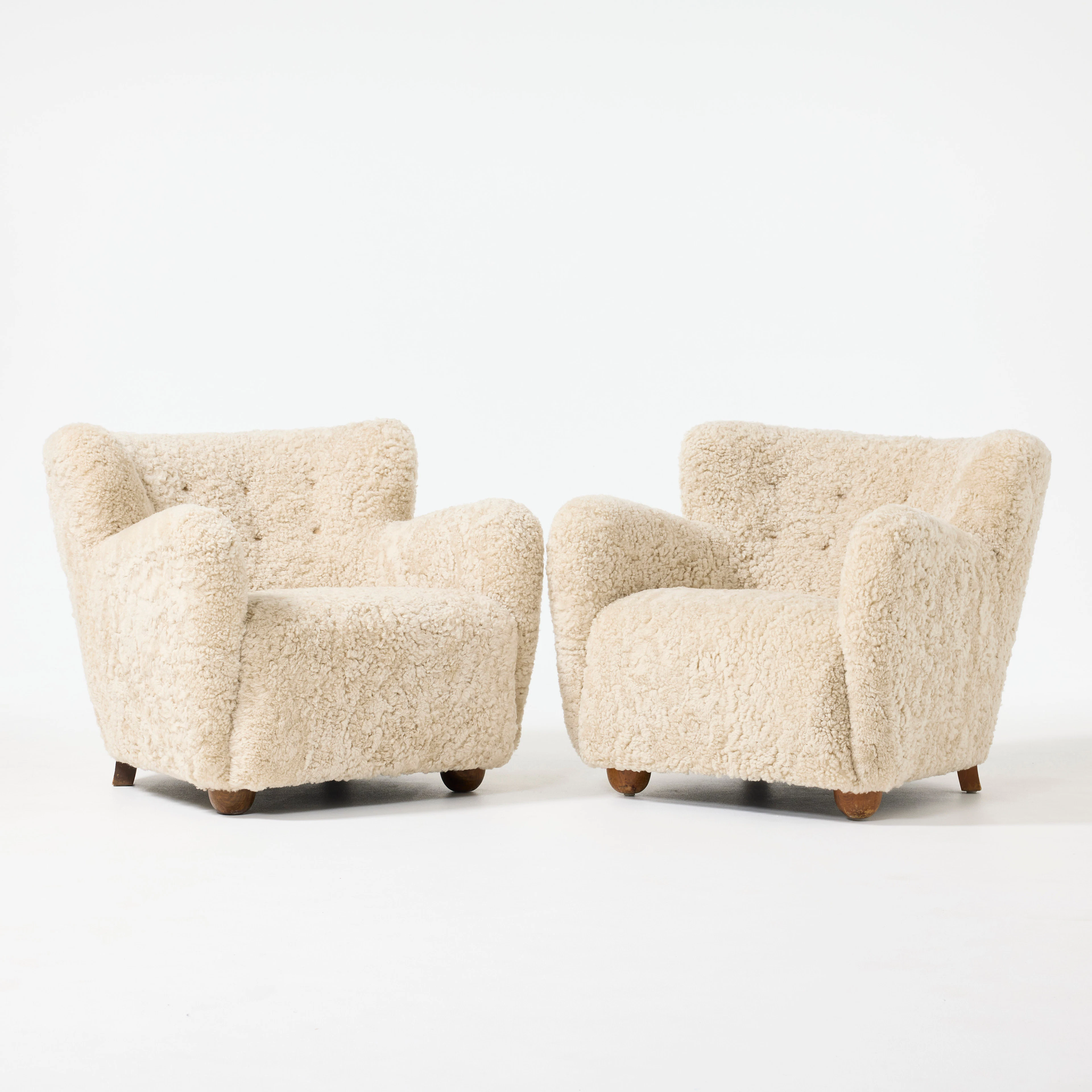 FÅTÖLJER, ett par, Danmark, 1940-tal, Danish Modern, klädda i ljust fårskinn.
