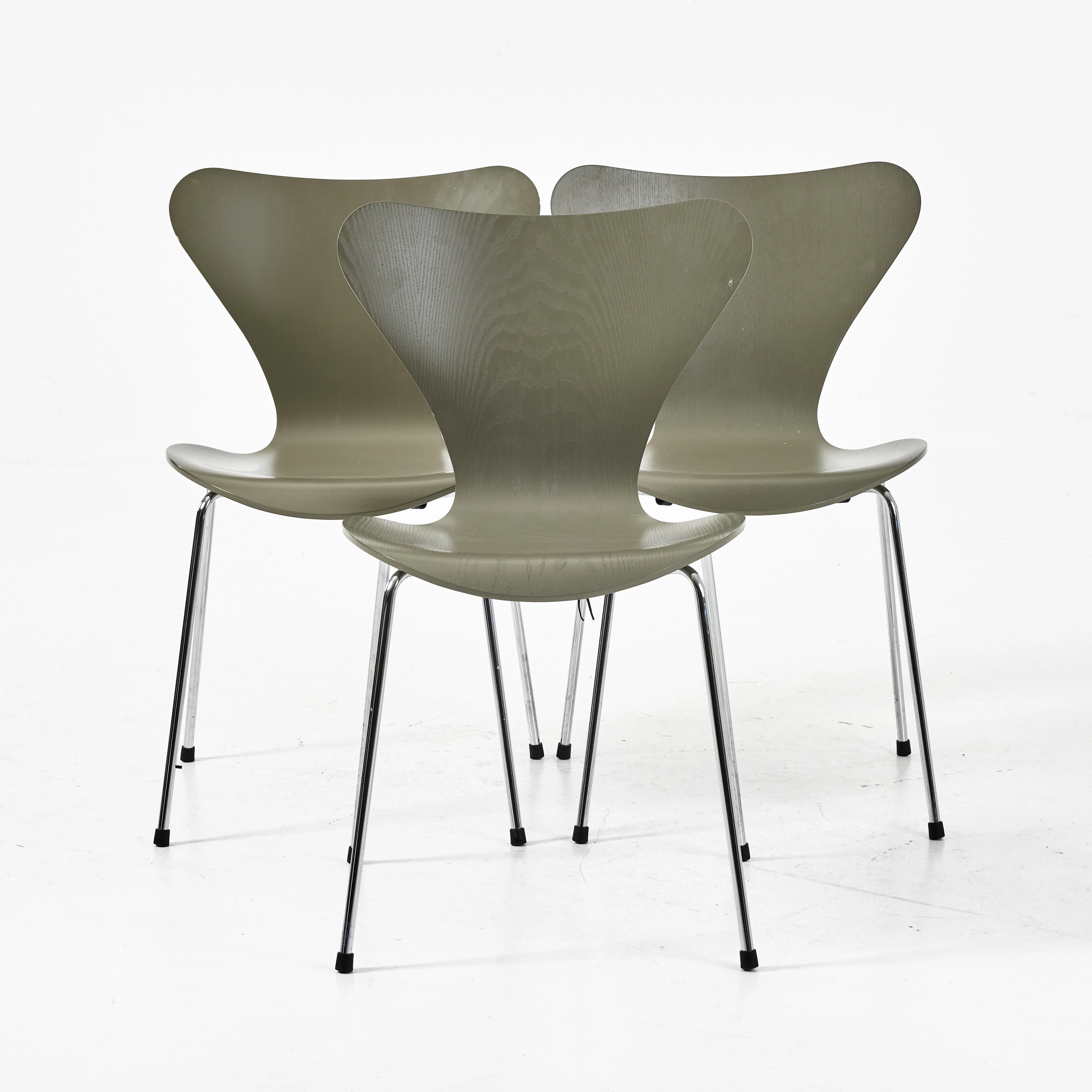 ARNE JACOBSEN. Stolar "Sjuan" 3 stycken, Fritz Hansen, färg olivgrön