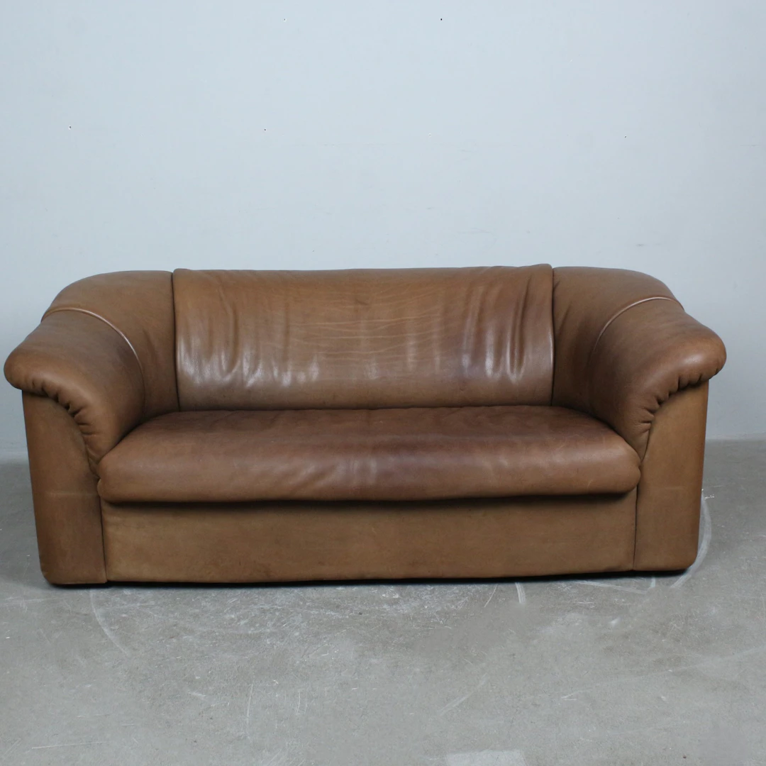 DE SEDE. Dreisitzer-Sofa, Modell '' DS-95 '', Büffelleder, Schweiz, 1970er.
