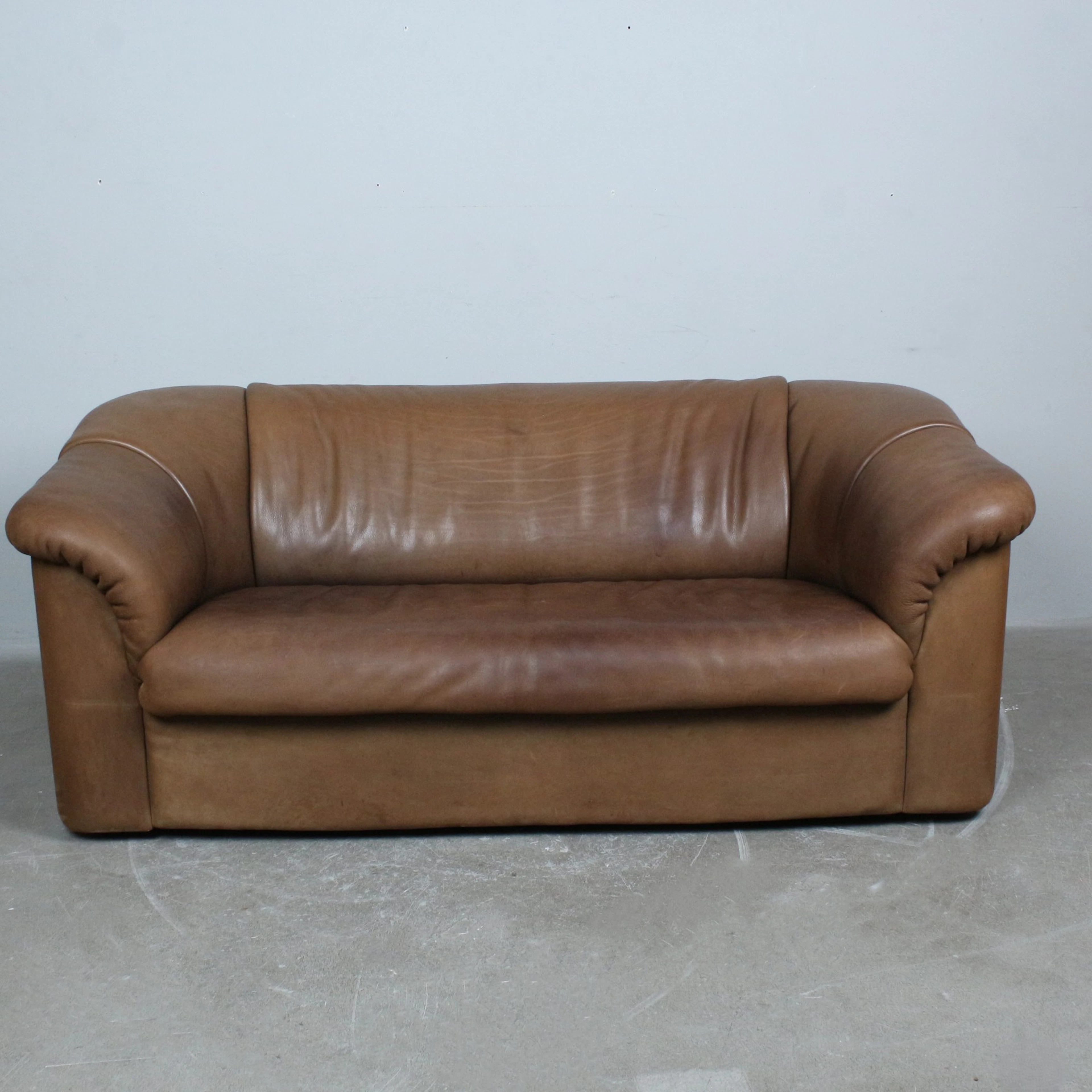 DE SEDE. Dreisitzer-Sofa, Modell '' DS-95 '', Büffelleder, Schweiz, 1970er.