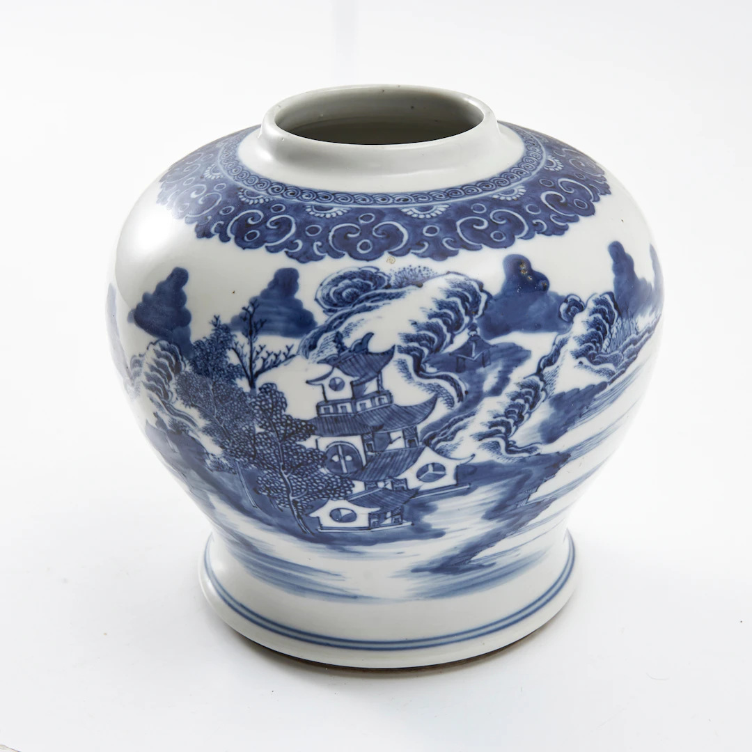 URNA, porslin, Kina, 1800-tal, balusterform, dekor av bergslandskap
