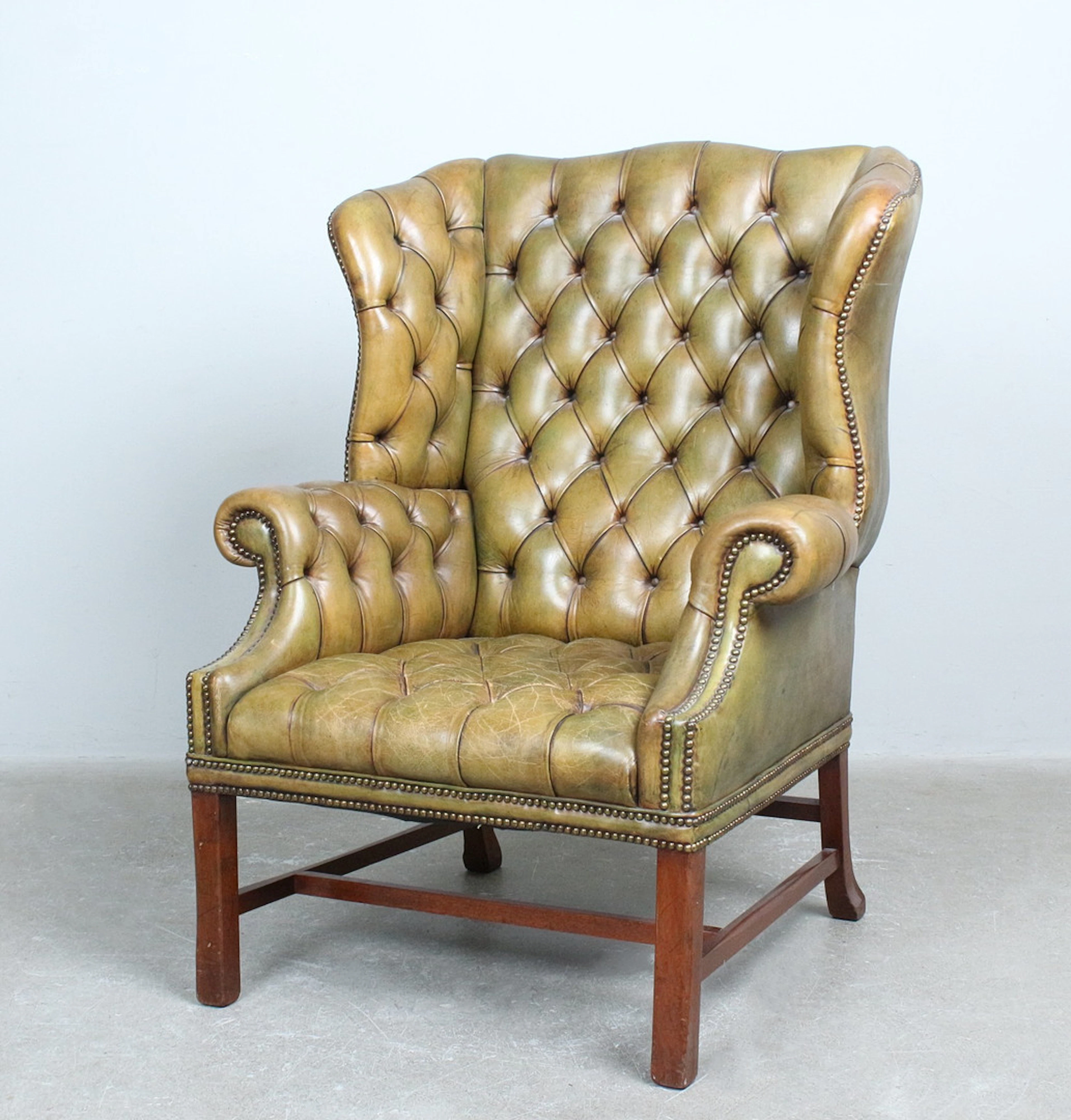 Chesterfield Wing Back Chair / Armlehnensessel / Lounge Chair, Leder, Holz.