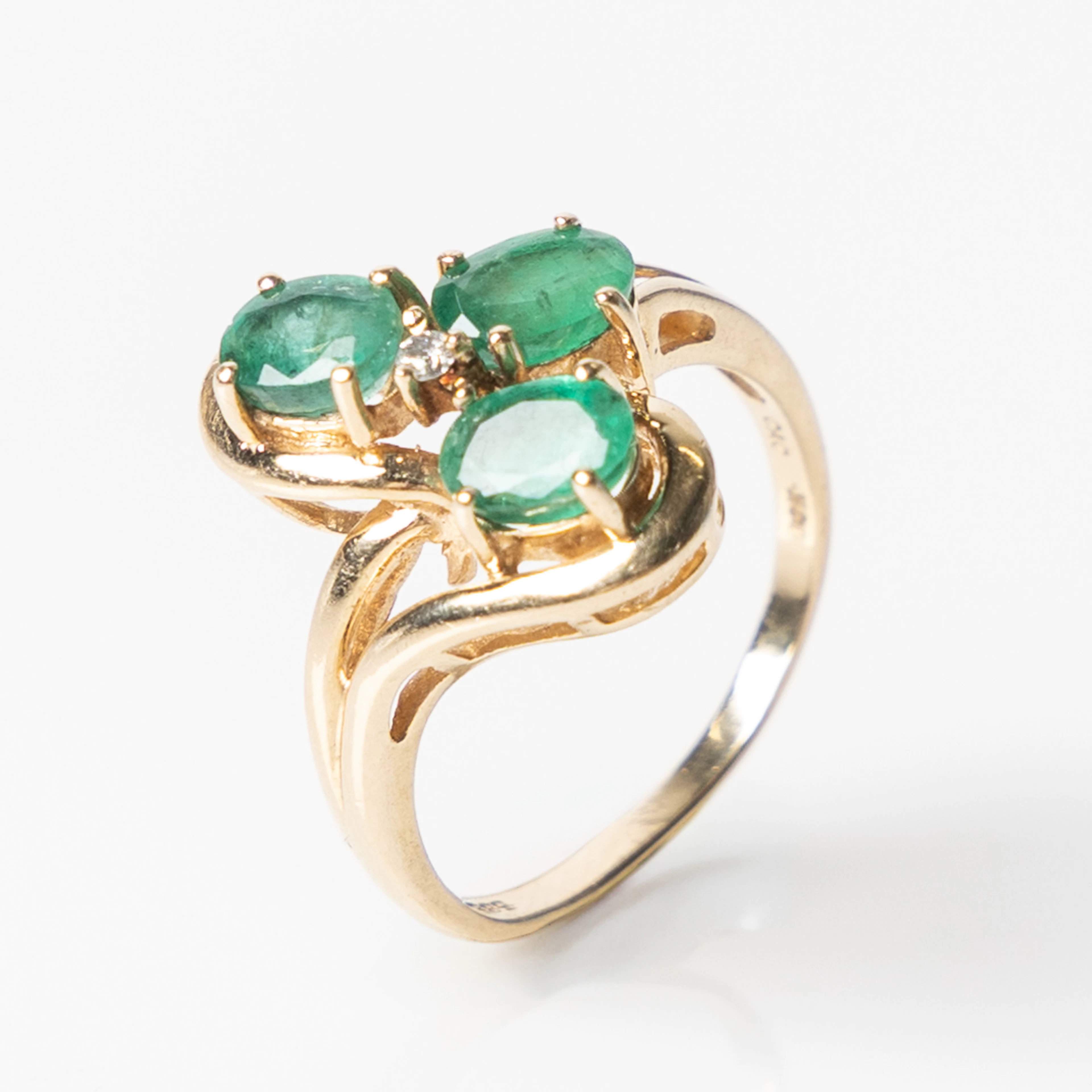 RING, 14K guld med fasettslipade smaragder och briljantslipad diamant.