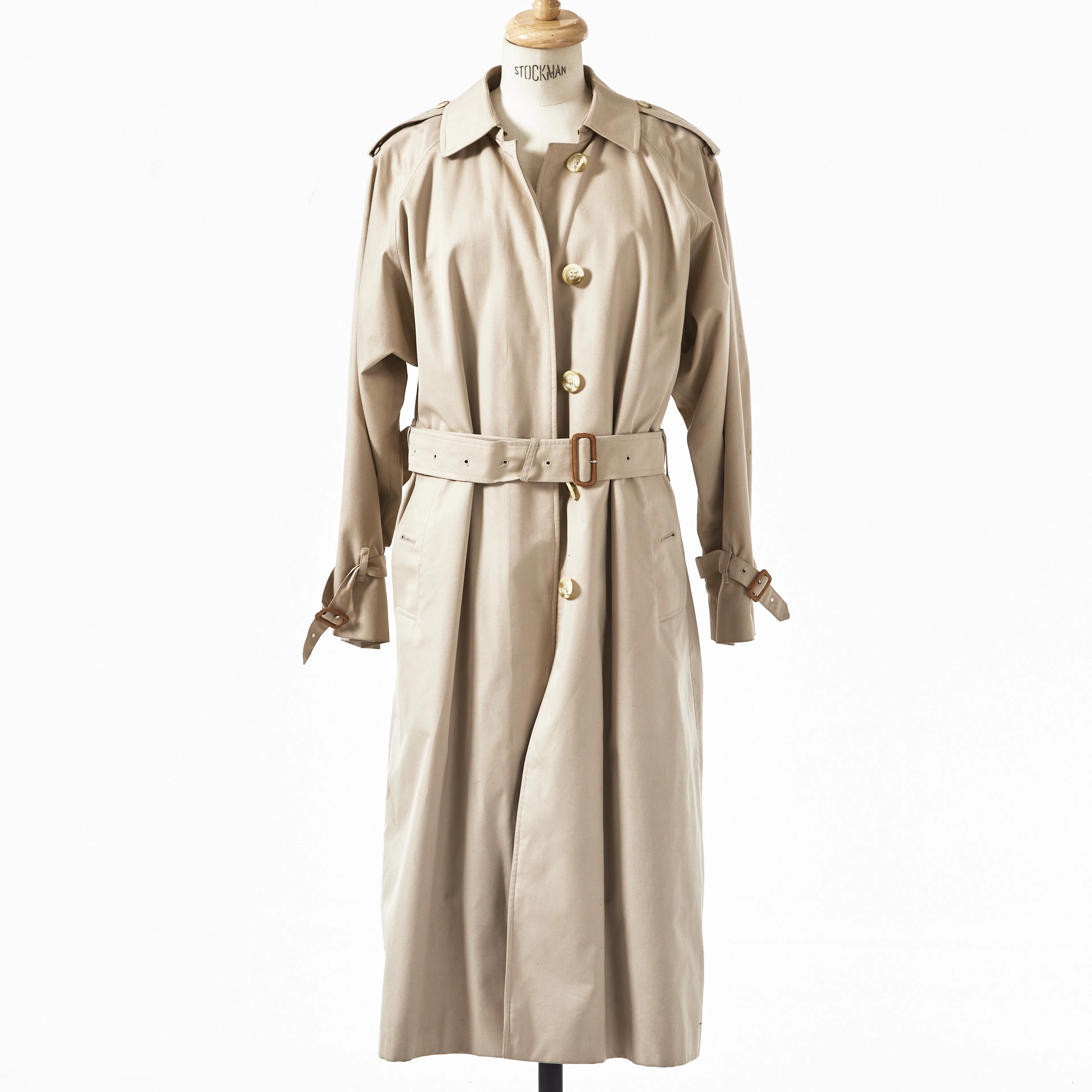 BURBERRY, trenchcoat med skärp, i beige bomull, spännen klädda i läder