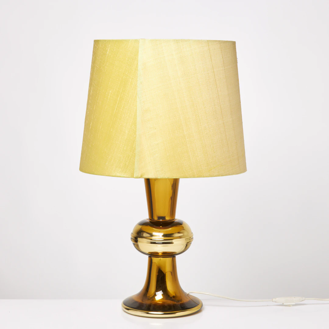 GUSTAV LEEK. Bordslampa, lampfoten i invändigt guldfolierat glas