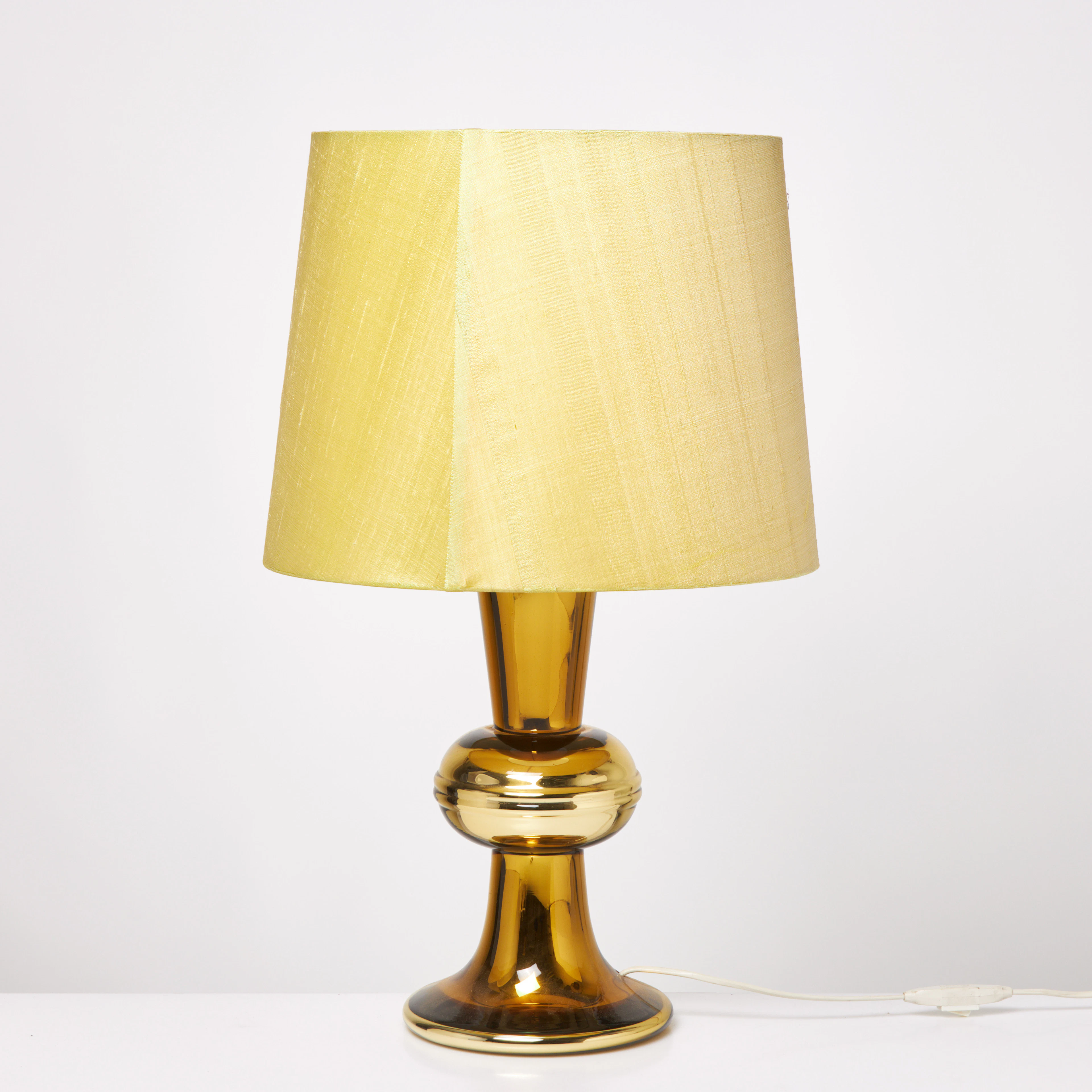 GUSTAV LEEK. Bordslampa, lampfoten i invändigt guldfolierat glas