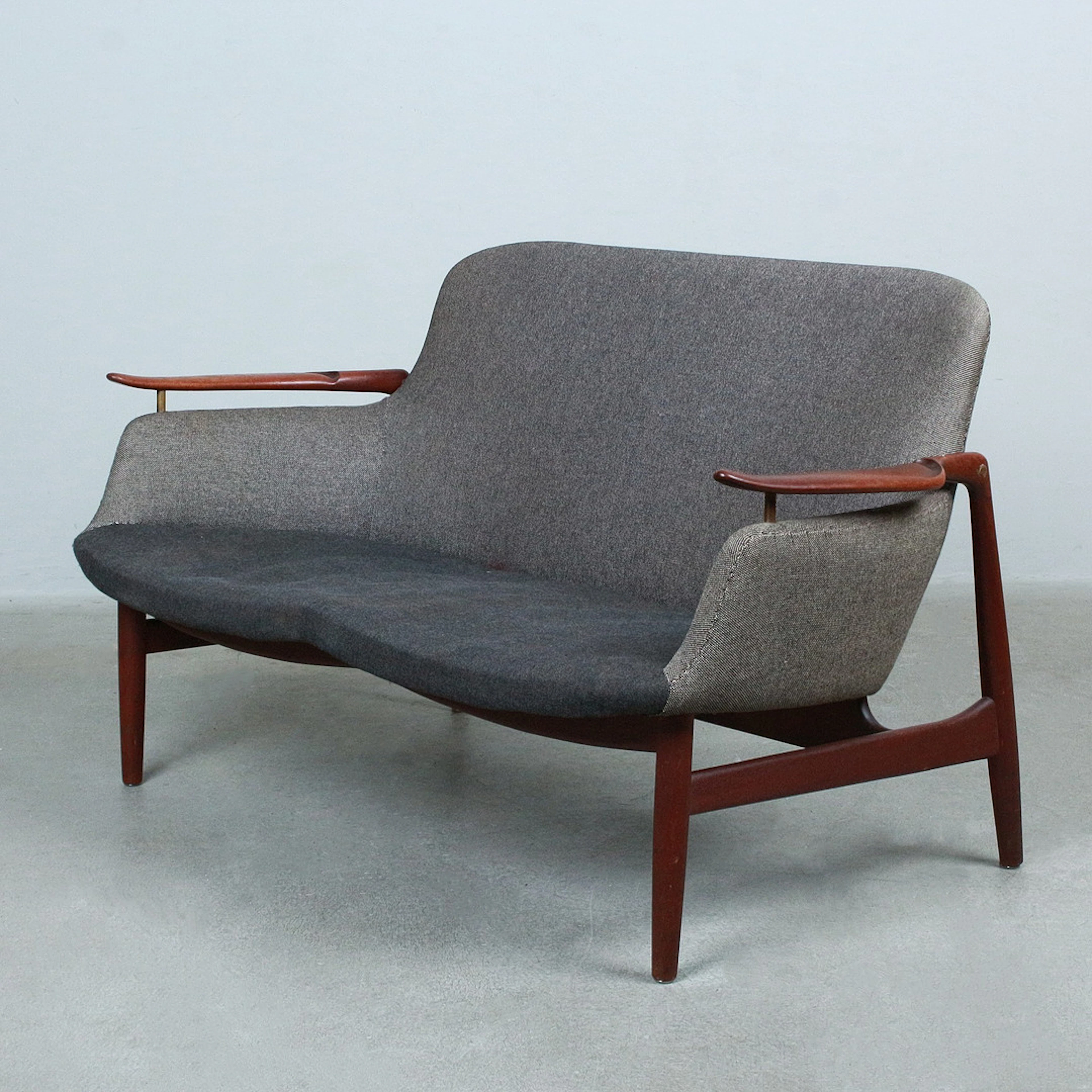 FINN JUHL. Niels Vodder. Sofa / Zweisitzer, Modell 'NV 53', Teak
