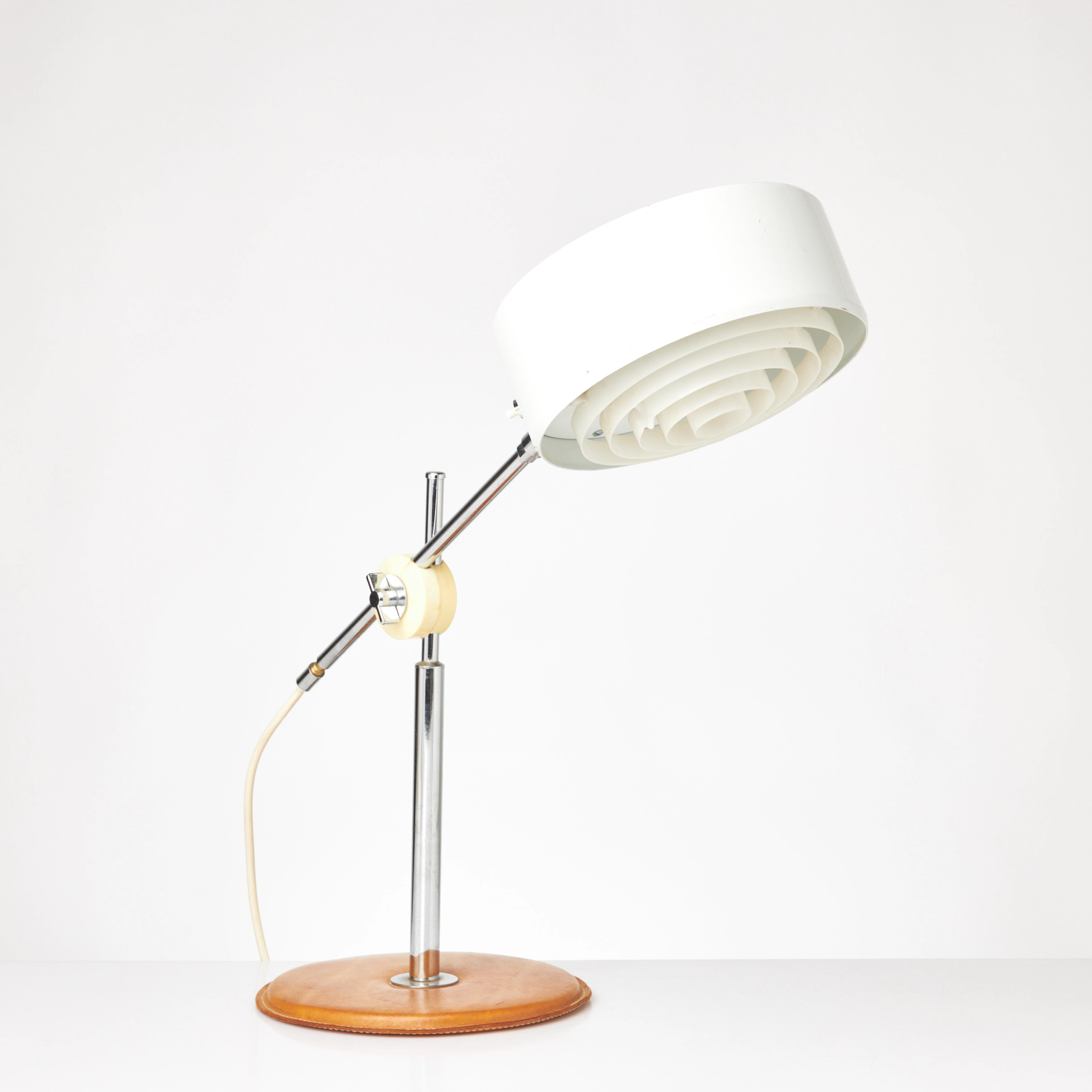 ANDERS PEHRSON. Bordslampa, "Simris", kromad stomme samt fot klädd