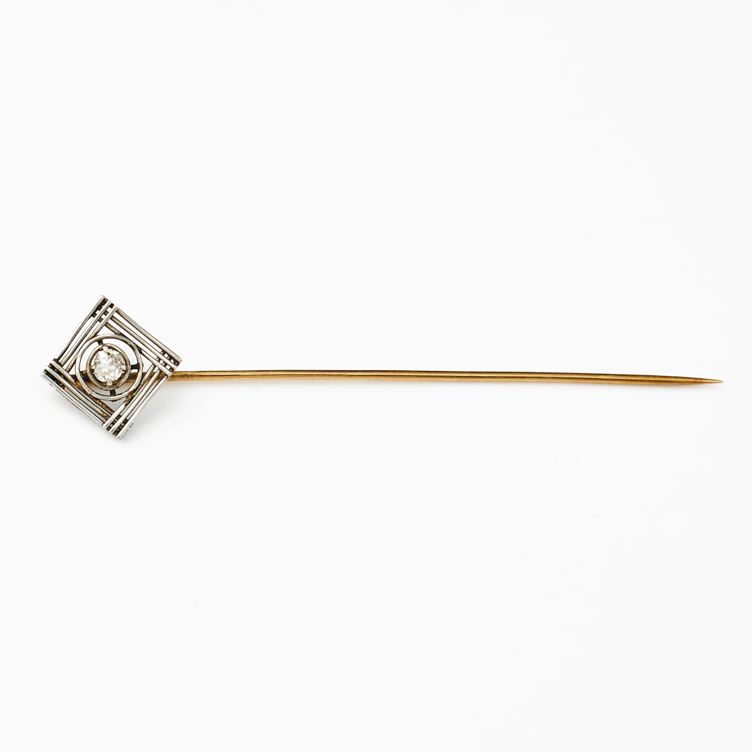 KRÅSNÅL, 14 k röd/vitguld, dekor med gammalslipad diamant ca 0,12 ct.