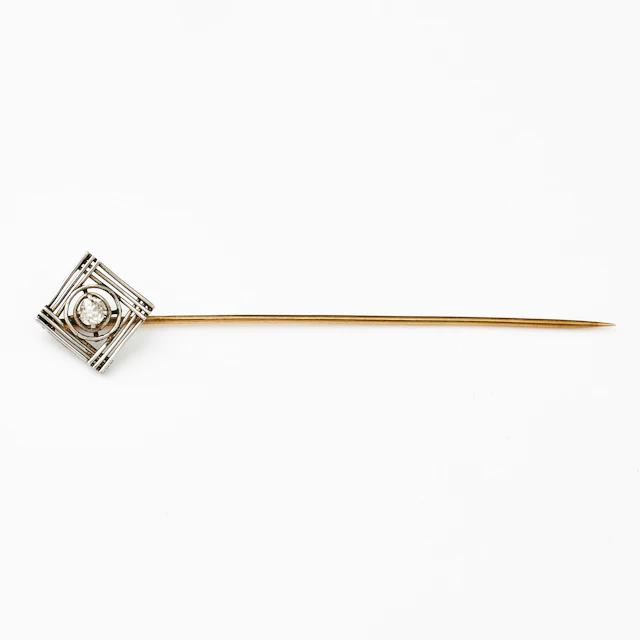 KRÅSNÅL, 14 k röd/vitguld, dekor med gammalslipad diamant ca 0,12 ct.