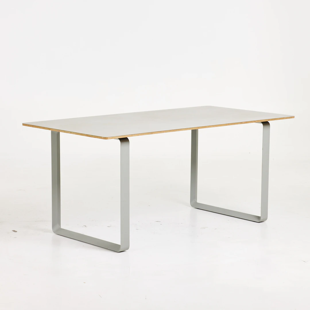 TAF STUDIO. MATBORD, "70/70" formgiven av för MUUTO, samtida, grålackerad