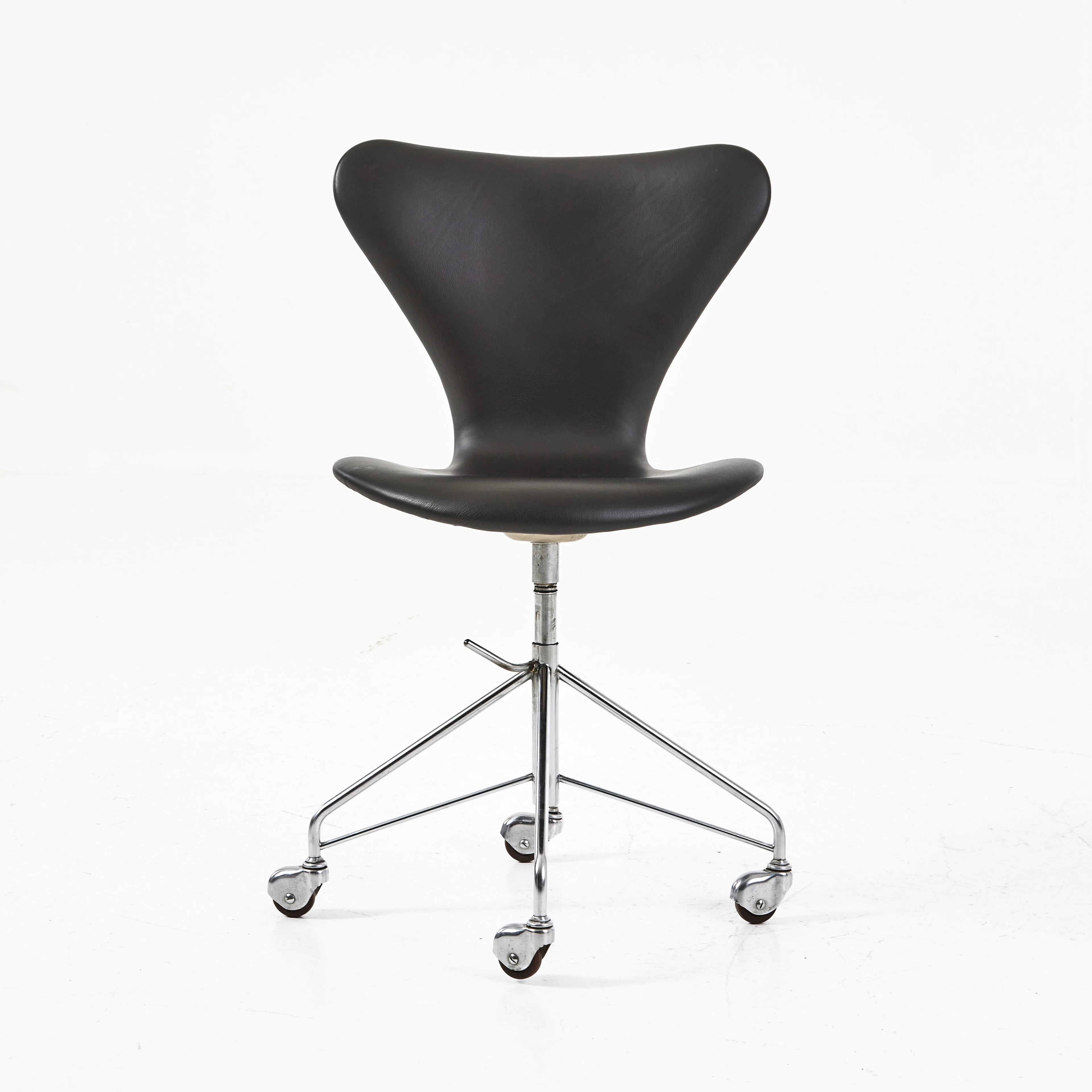 ARNE JACOBSEN. "Sjuan", kontorsstol, läderklädsel, Fritz Hansen, Danmark