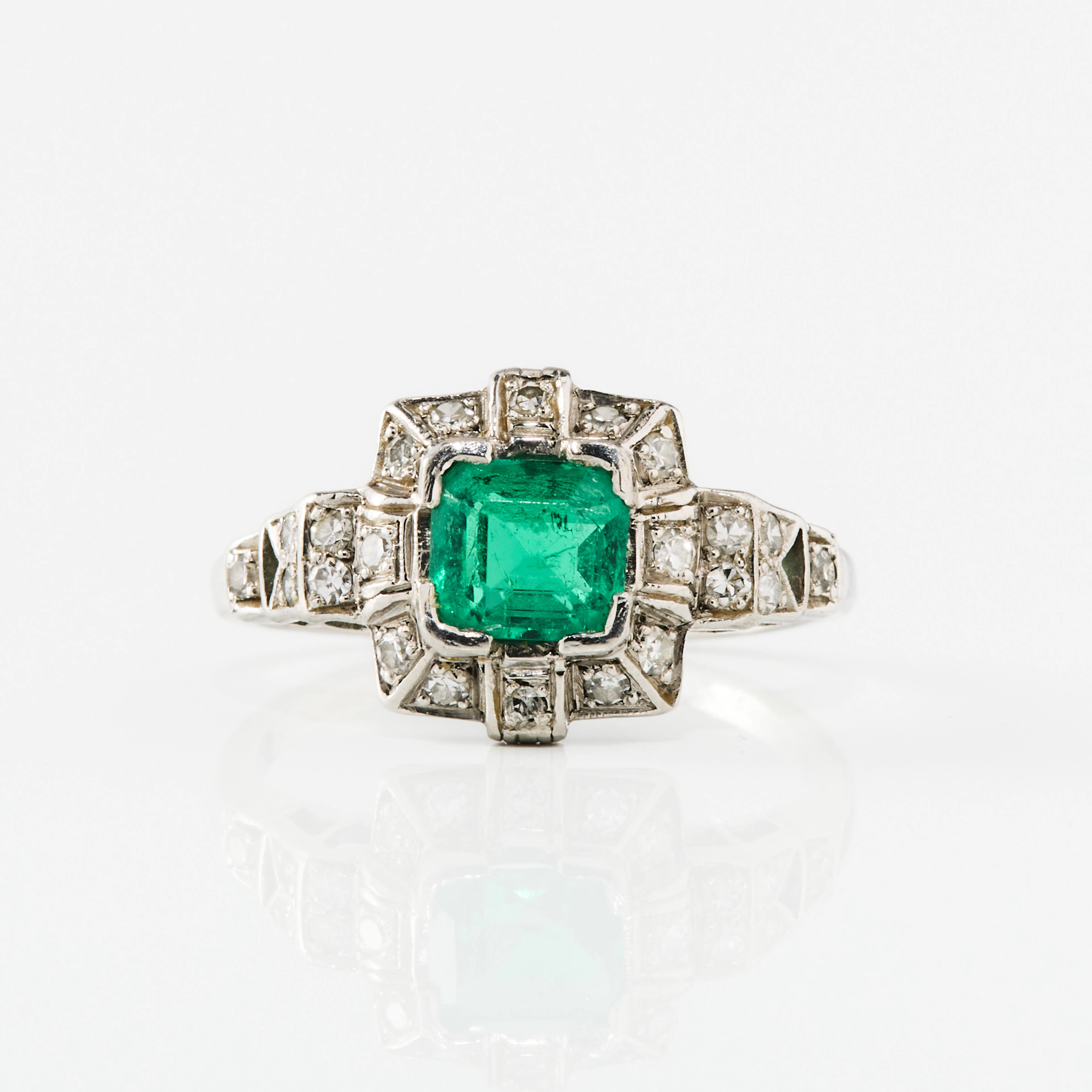 RING, platina med smaragd och diamanter, Art Déco, 1920-tal.