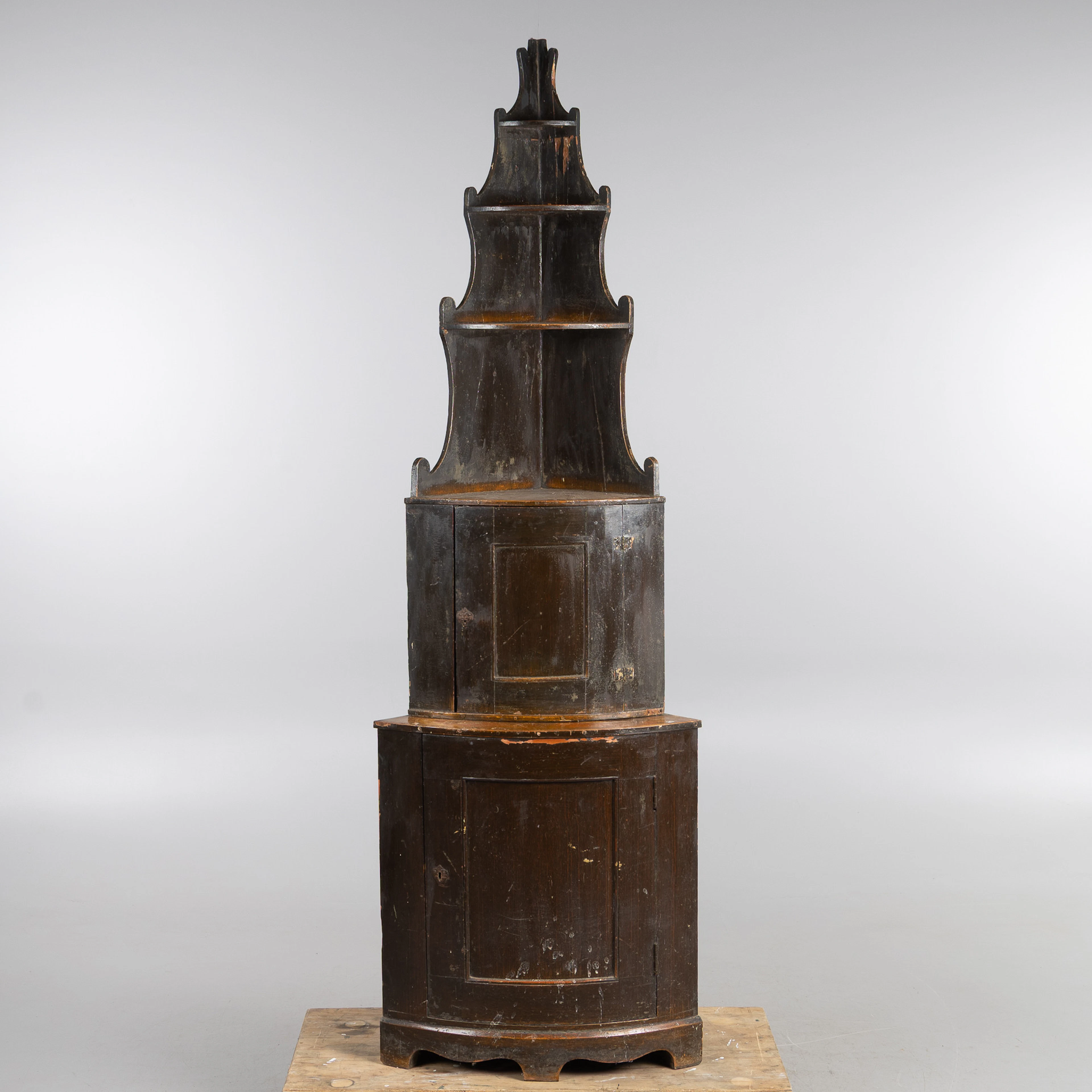 HÖRNSKÅP, allmoge, 2-delat, bemålat trä, 1800-tal.