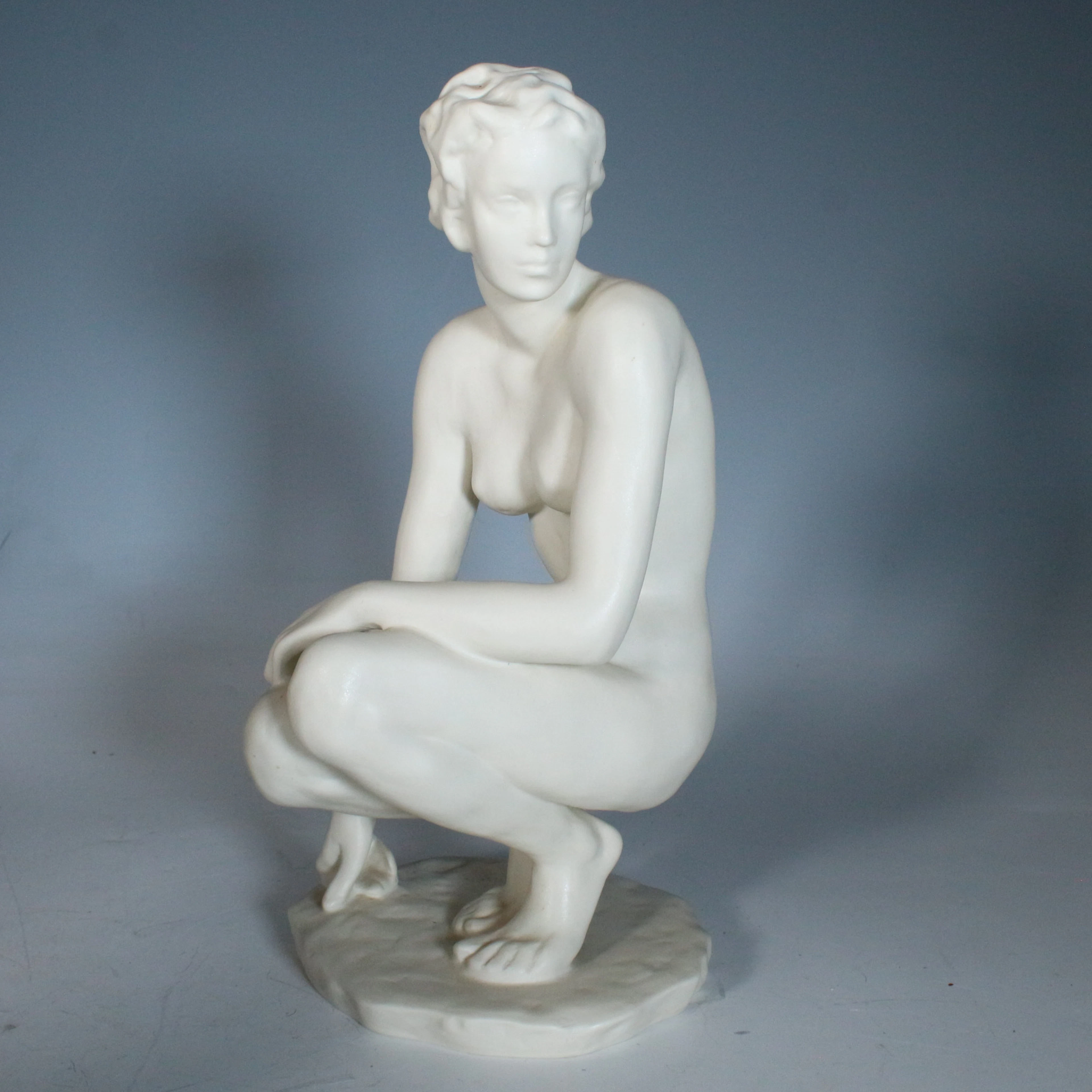 FRITZ KLIMSCH. Rosenthal. 'Die Hockende', Skulptur aus Biskuitporzellan