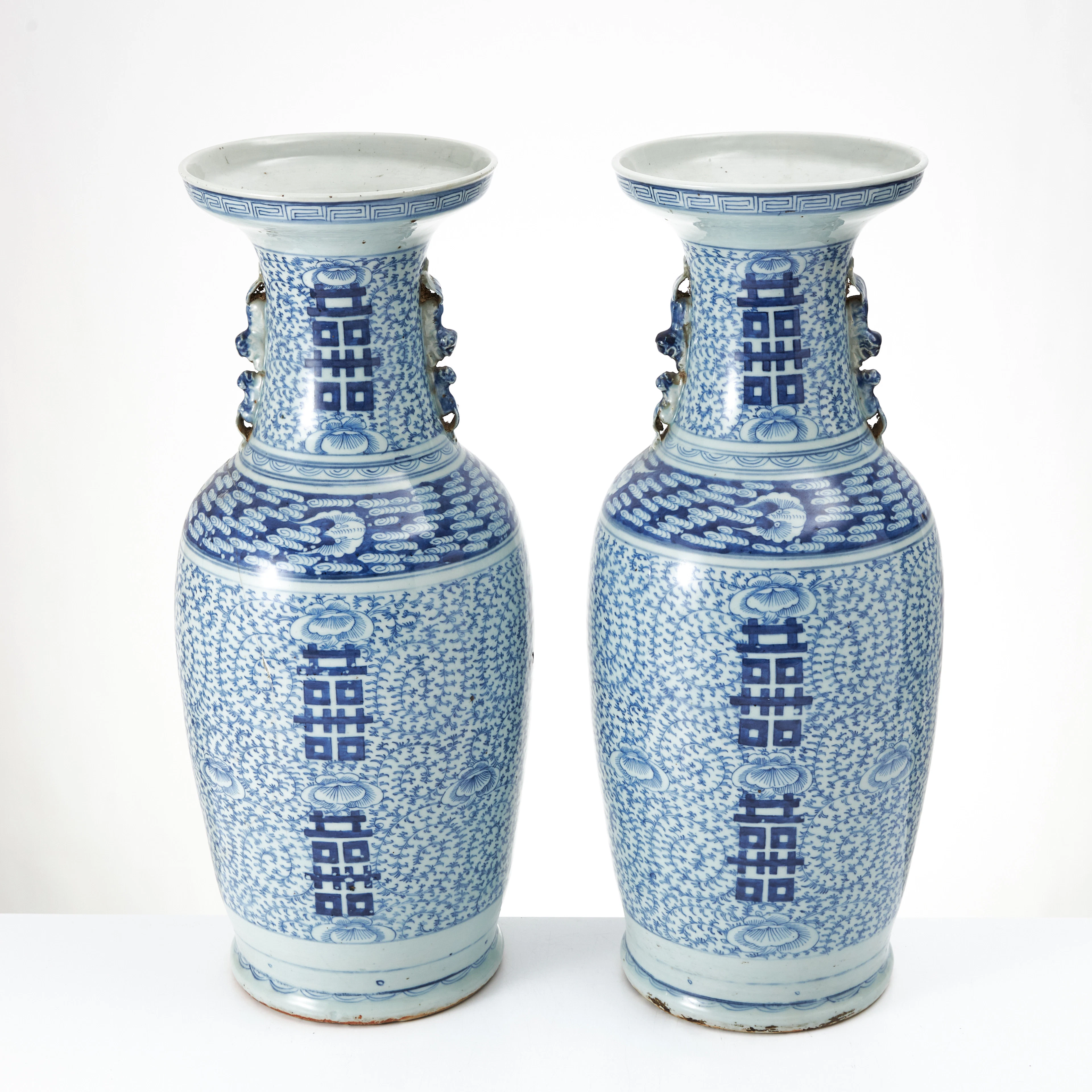 GOLVURNOR, ett par, porslin, Kina, 1800-talets slut, balusterformade