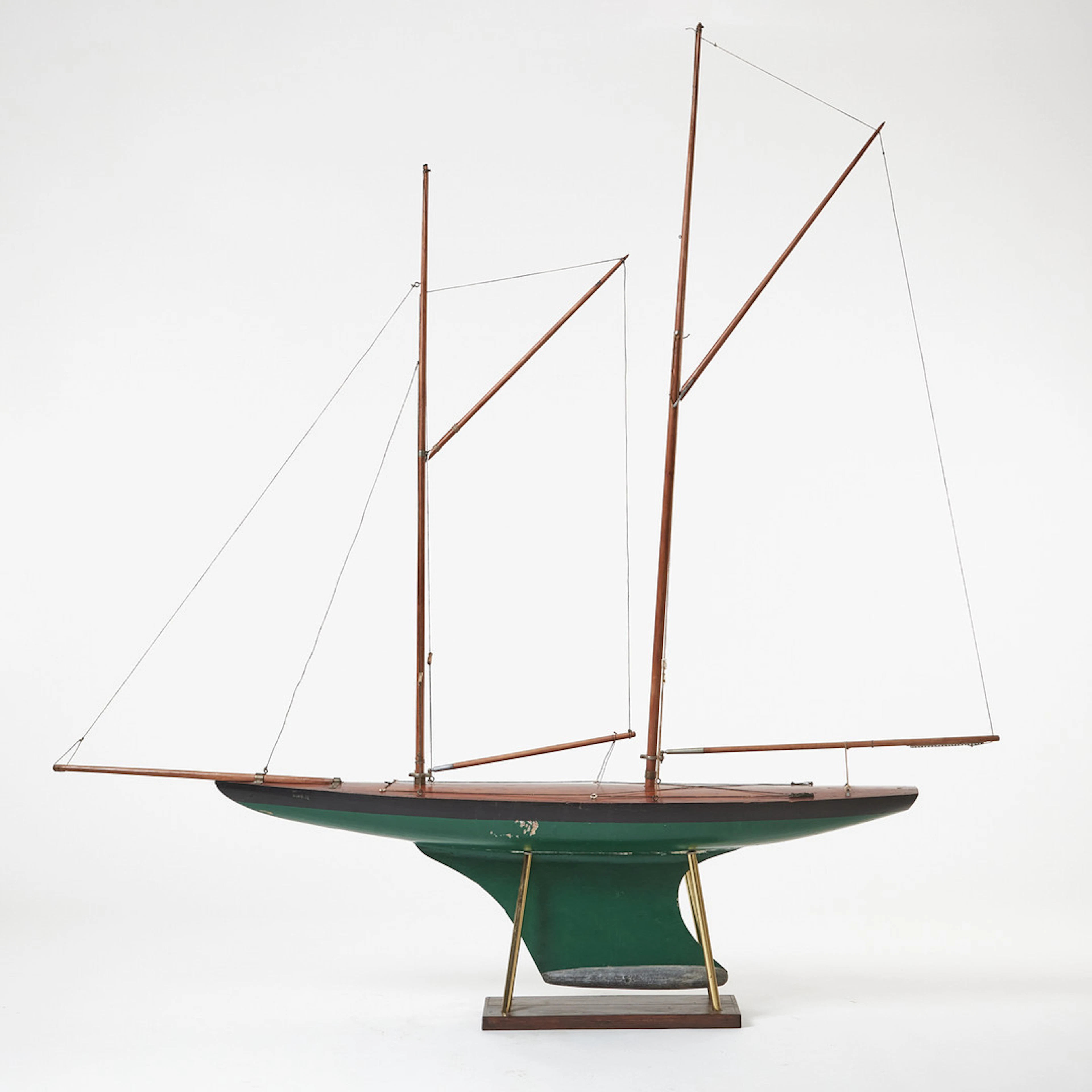 POND YACHT, seglande modell, mahogny, bemålat köl med blytyngd omkring